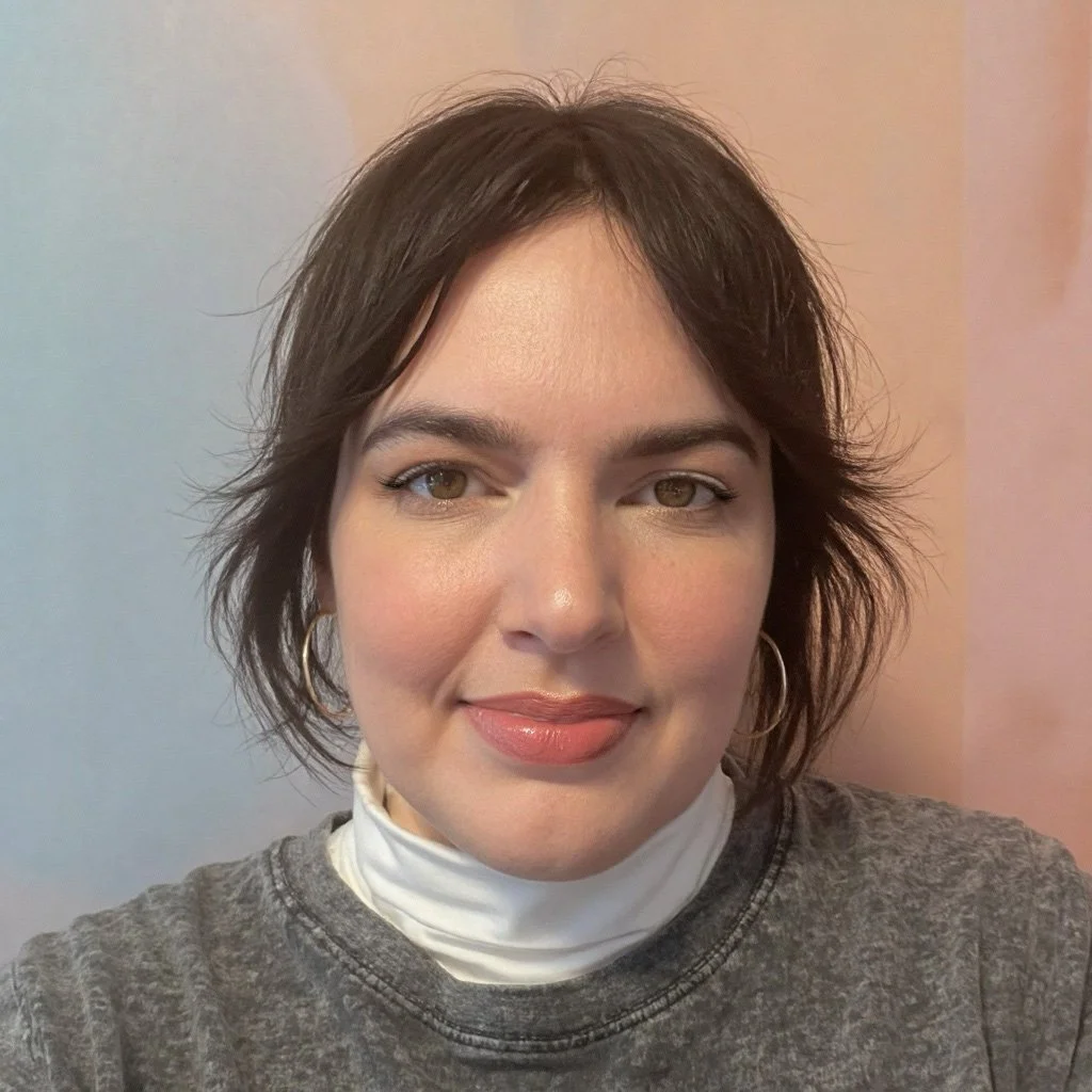 Sarah R., creative virtual assistant and visual designer in Quebec specializing in social media content and WordPress at Assist-her