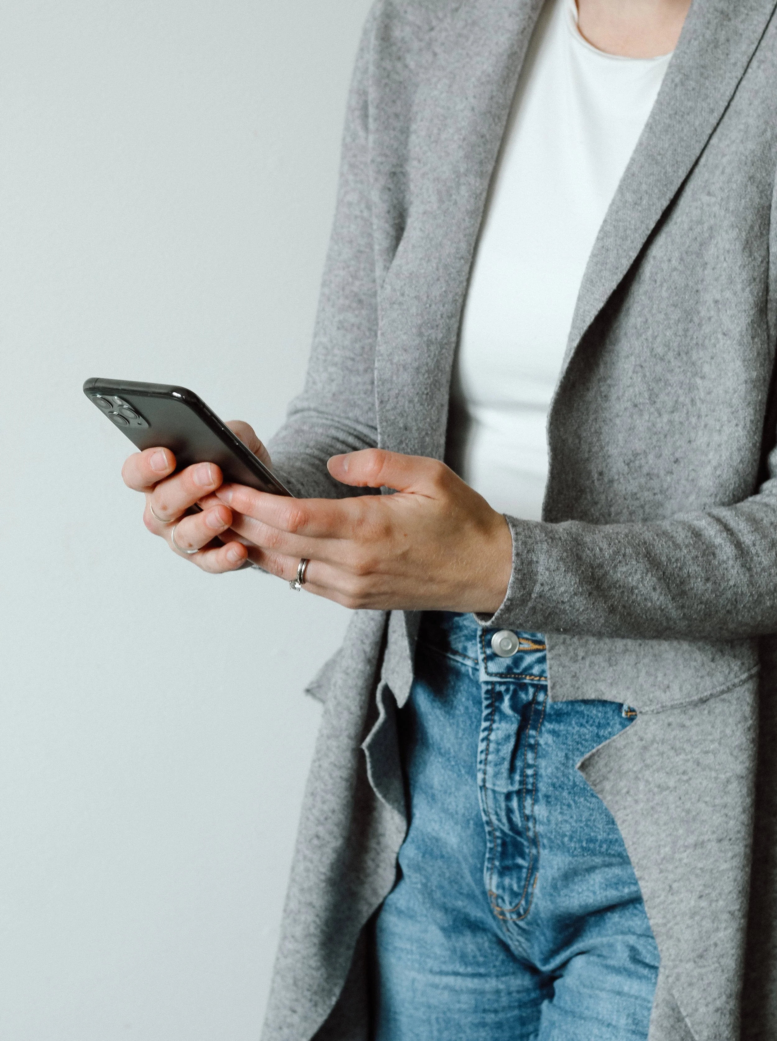 Virtual Assistant vs. Full-Time Employee: What Makes Sense for Your Business?