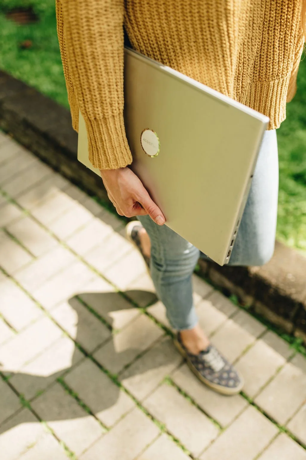 How to Delegate Tasks to a VA Without Losing Control