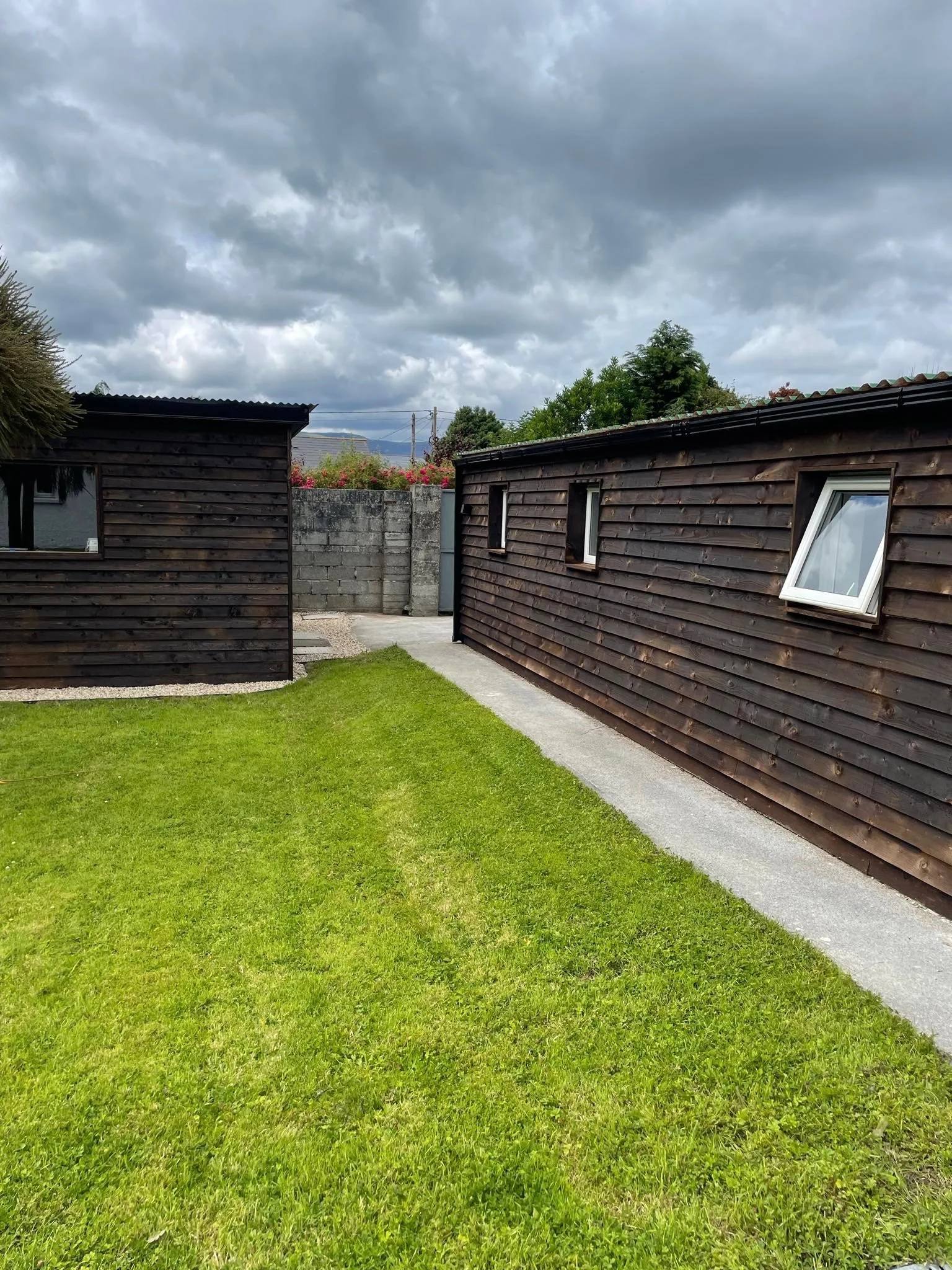 Timber 2 bed guesthouse & shed