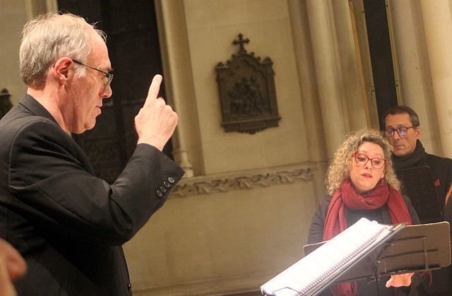 Miguel Pesce dirigiendo al coro