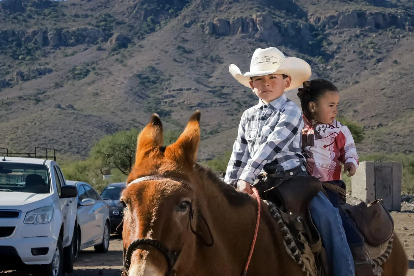 Niño montando a caballo en los paisajes rurales de San Francisco de la Sierra, Baja California Sur.