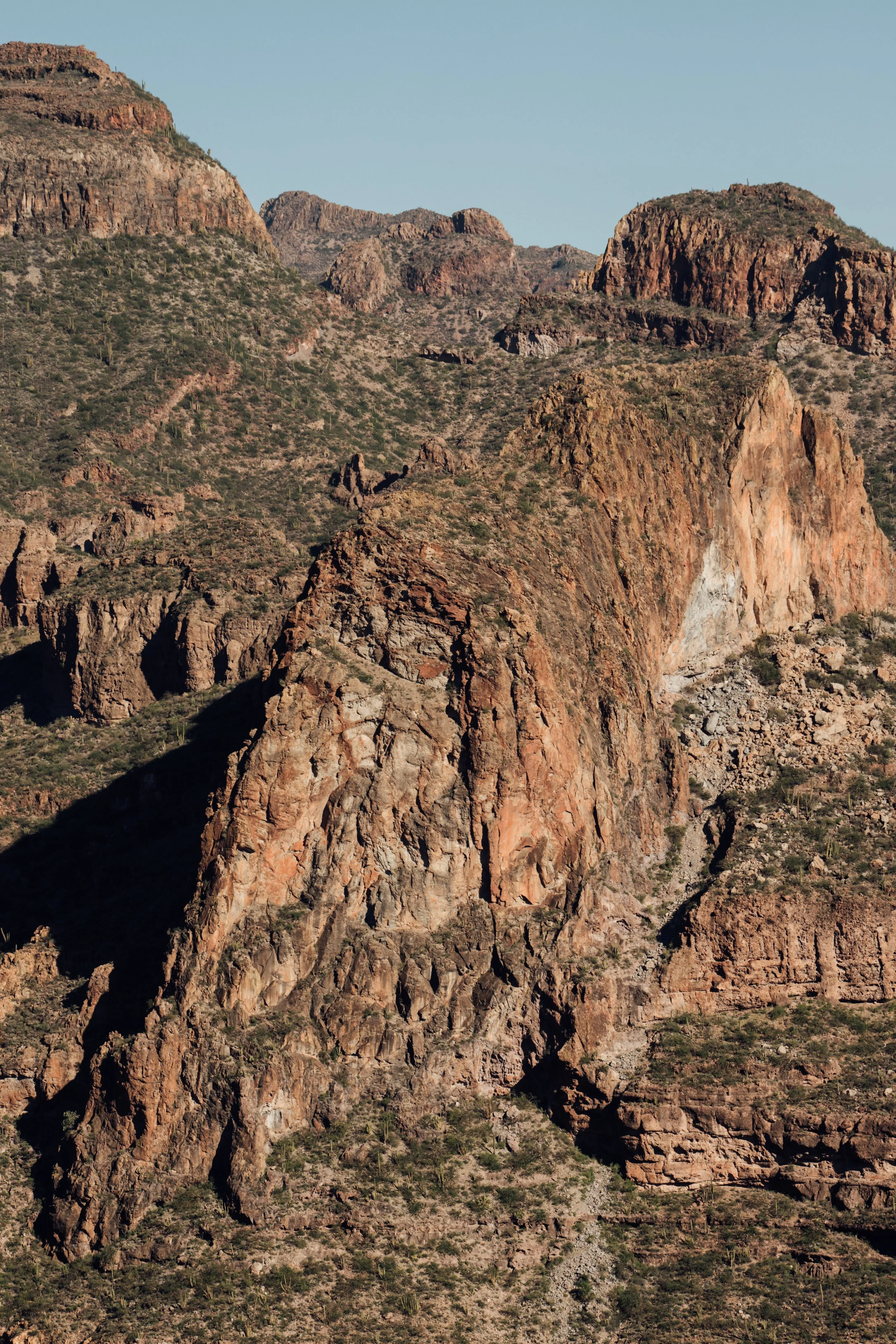 Vista panorámica de montañas y cañones en la Sierra de San Francisco, Mulegé, Baja California Sur.
