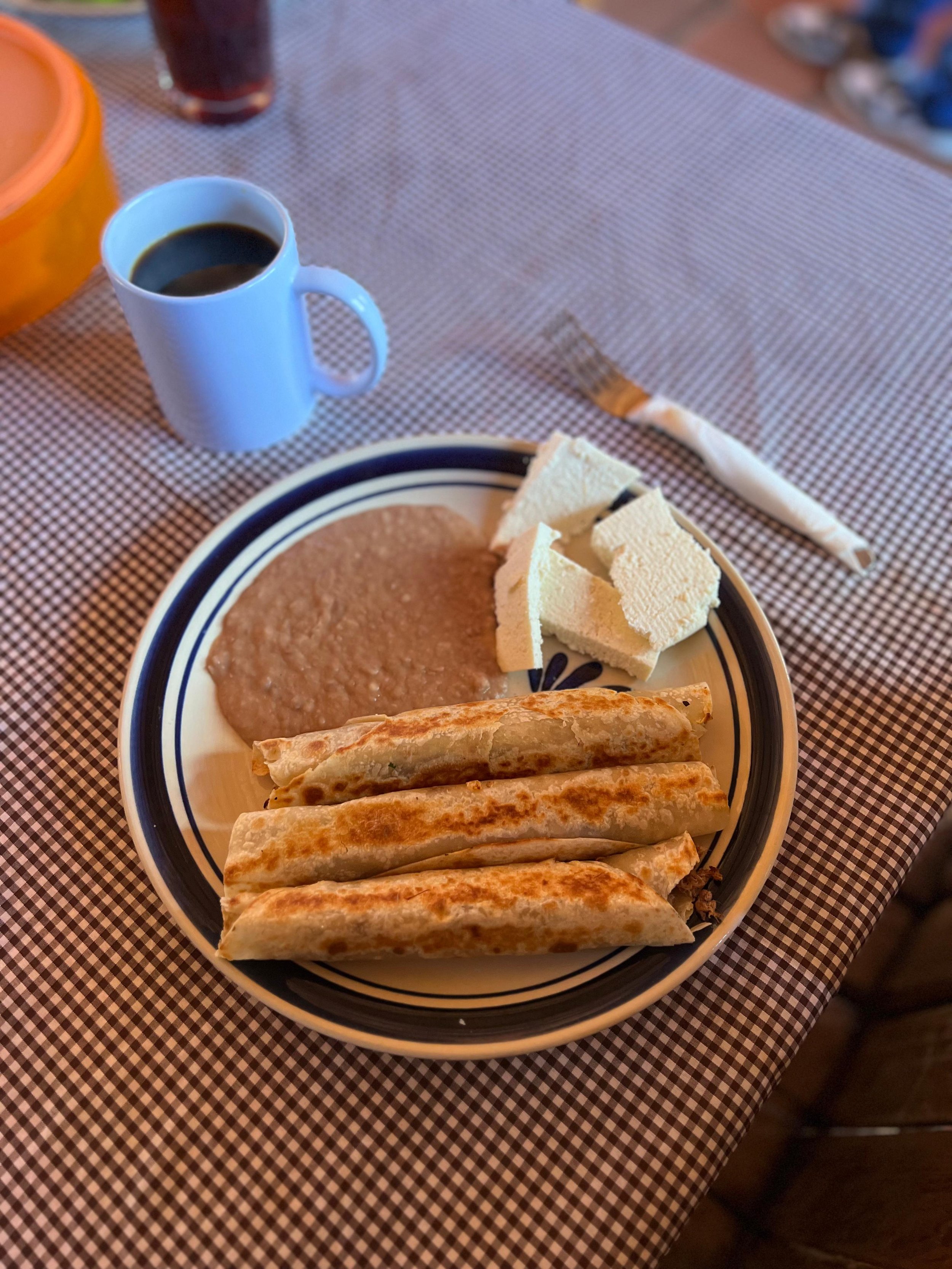 Desayuno regional con café y platillos típicos en la Sierra de San Francisco, Mulegé, Baja California Sur.