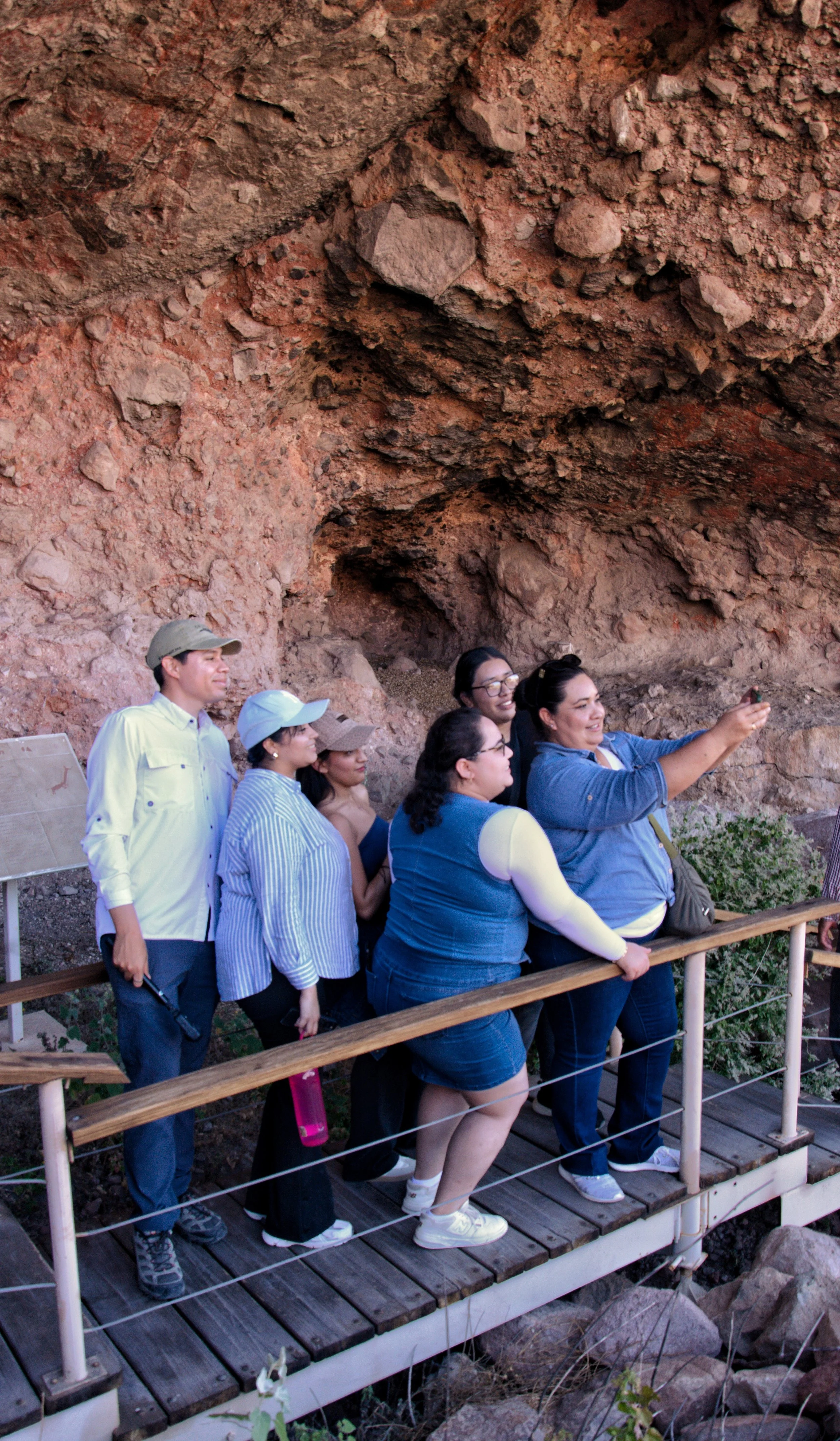 Grupo de visitantes recorriendo la Cueva del Ratón en San Francisco de la Sierra, Baja California Sur.