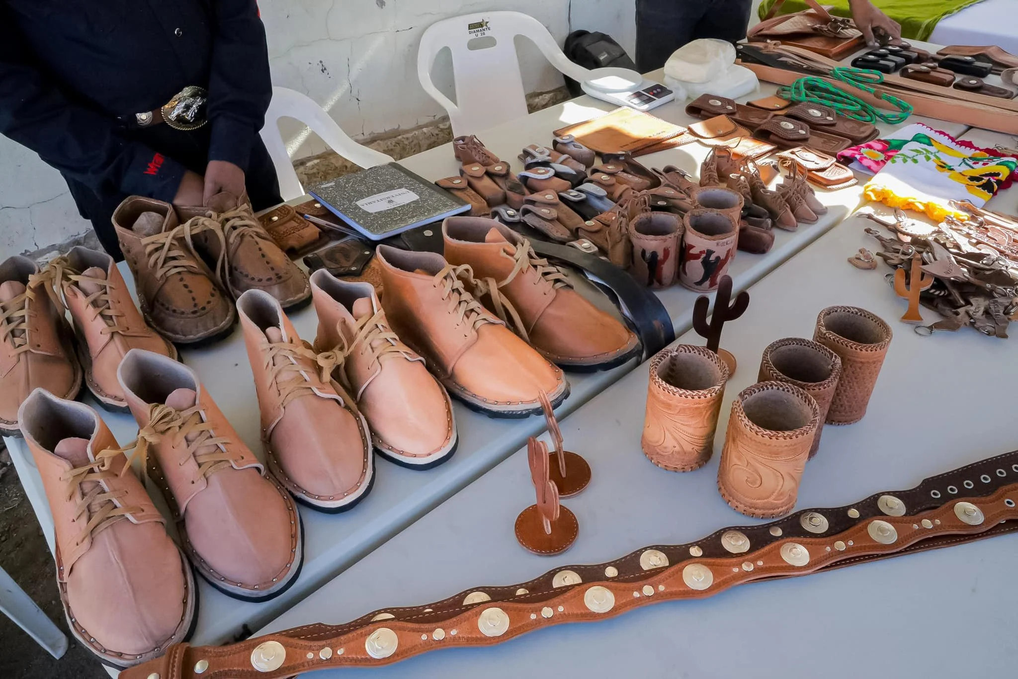 Artesanías de cuero elaboradas por productores locales en San Francisco de la Sierra, Baja California Sur.