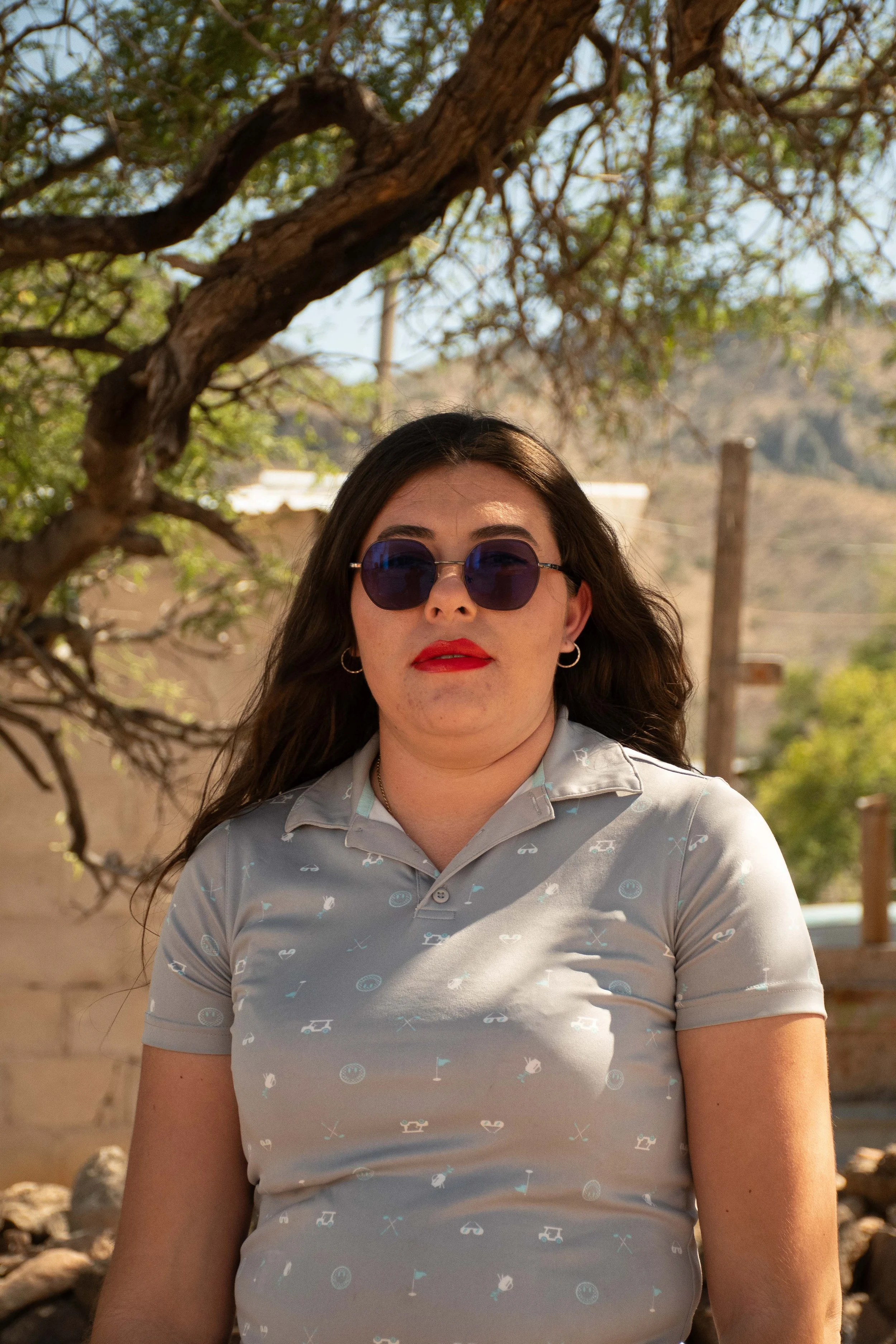 Zenaida Arce Arce, guía de sendero interpretativo de plantas en paisaje natural.