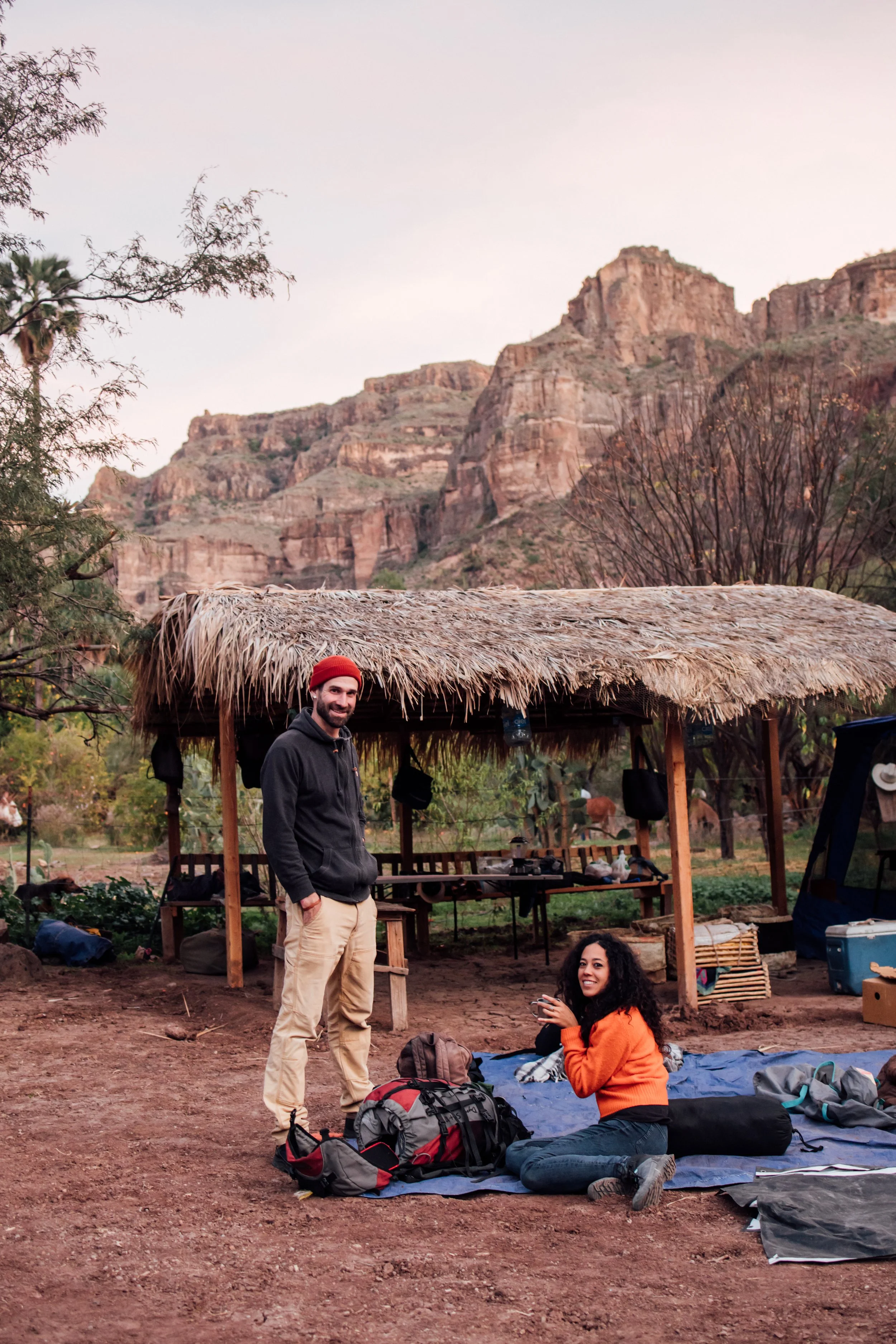 Visitantes en campamento ecoturístico rodeado de montañas en San Francisco de la Sierra, B.C.S.