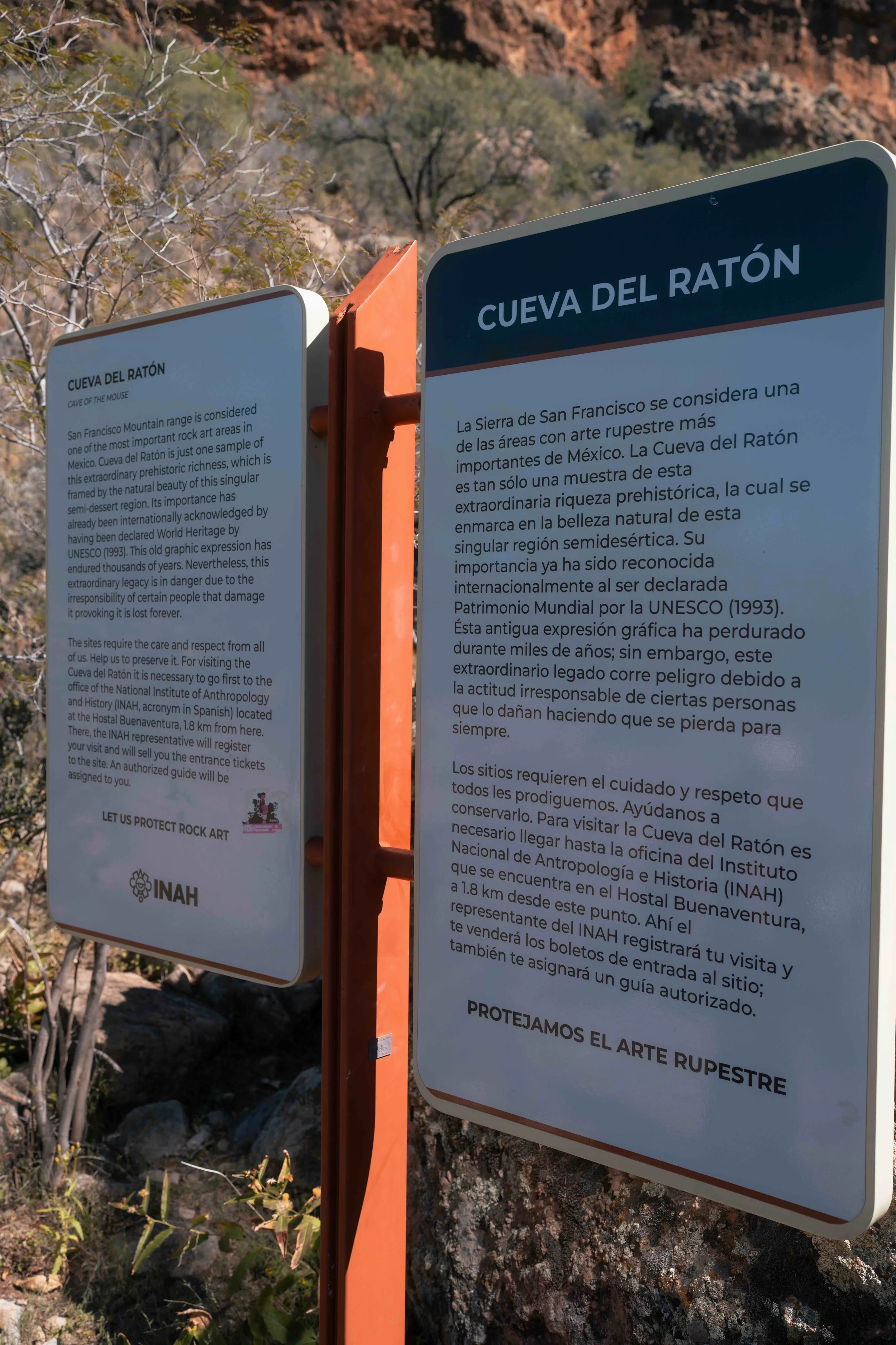 Señal informativa de la Cueva del Ratón en San Francisco de la Sierra, Baja California Sur.