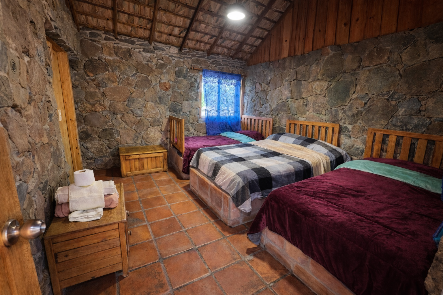 Habitación rústica y confortable en Hostal Buena Aventura, San Francisco de la Sierra, Mulegé, Baja California Sur.