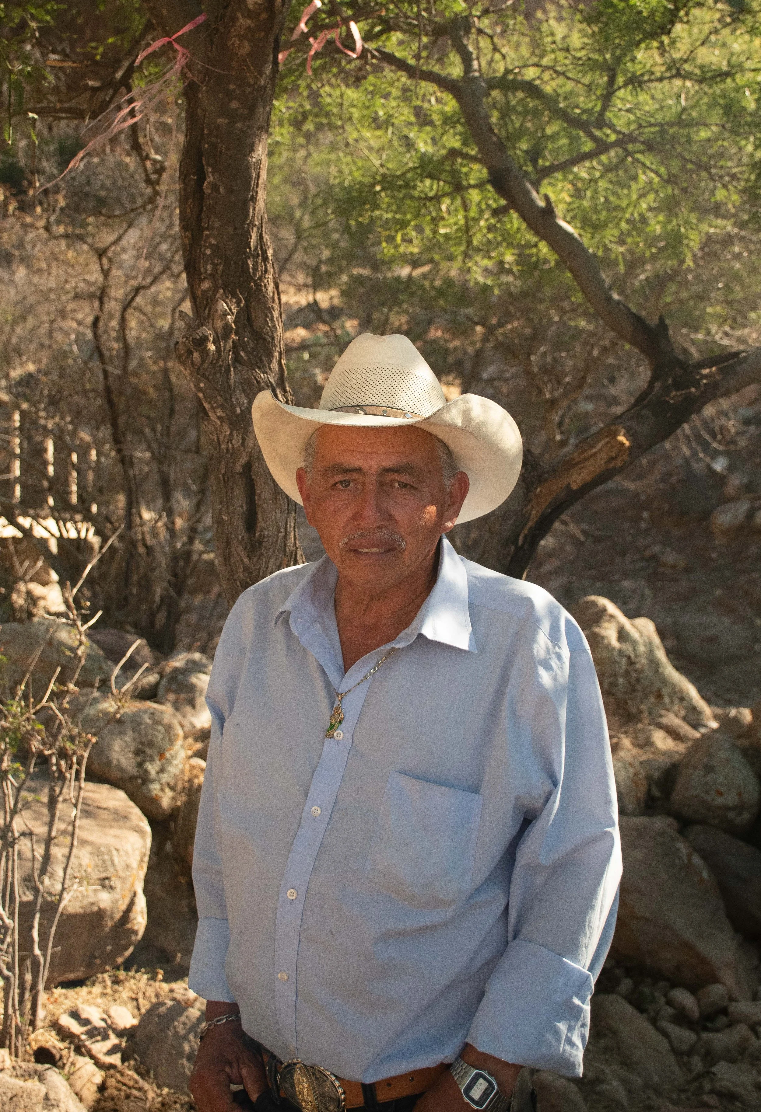 Oscar Fabián Arce Arce, guía de pinturas rupestres en entorno rural.