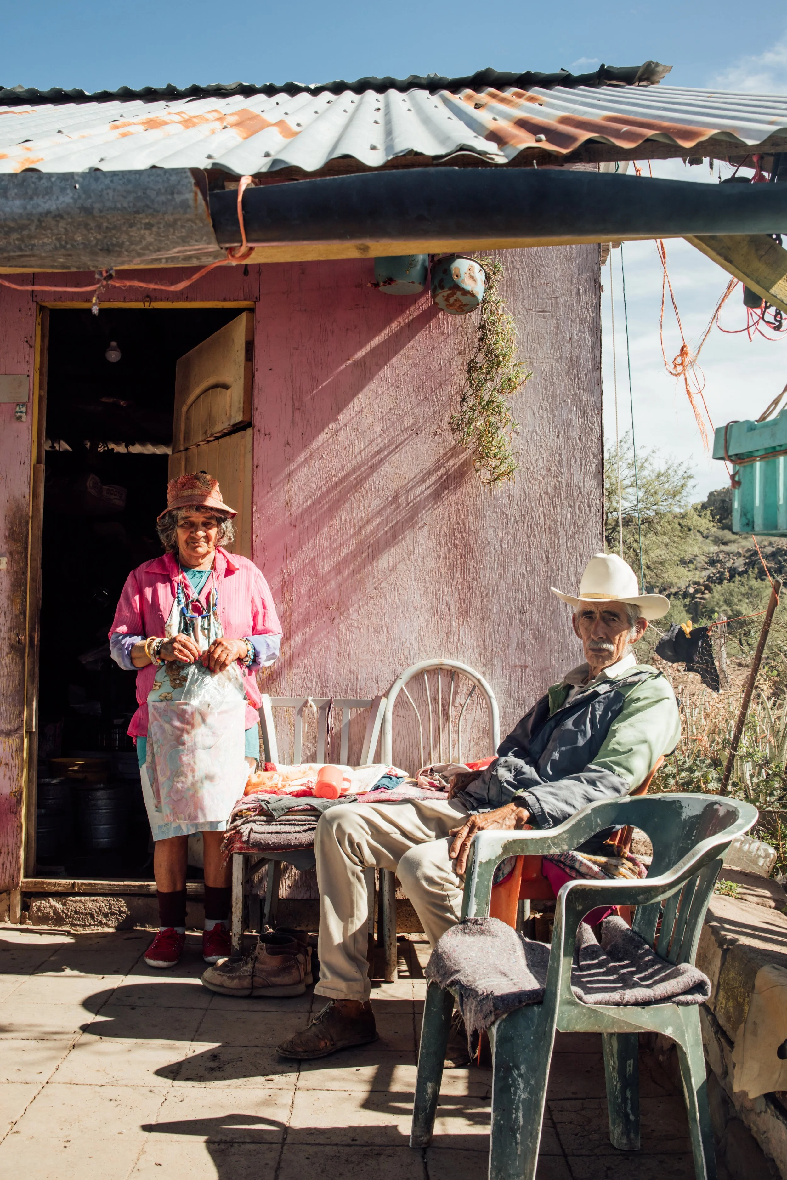 Habitantes de San Francisco de la Sierra frente a una vivienda tradicional en Mulegé, Baja California Sur.