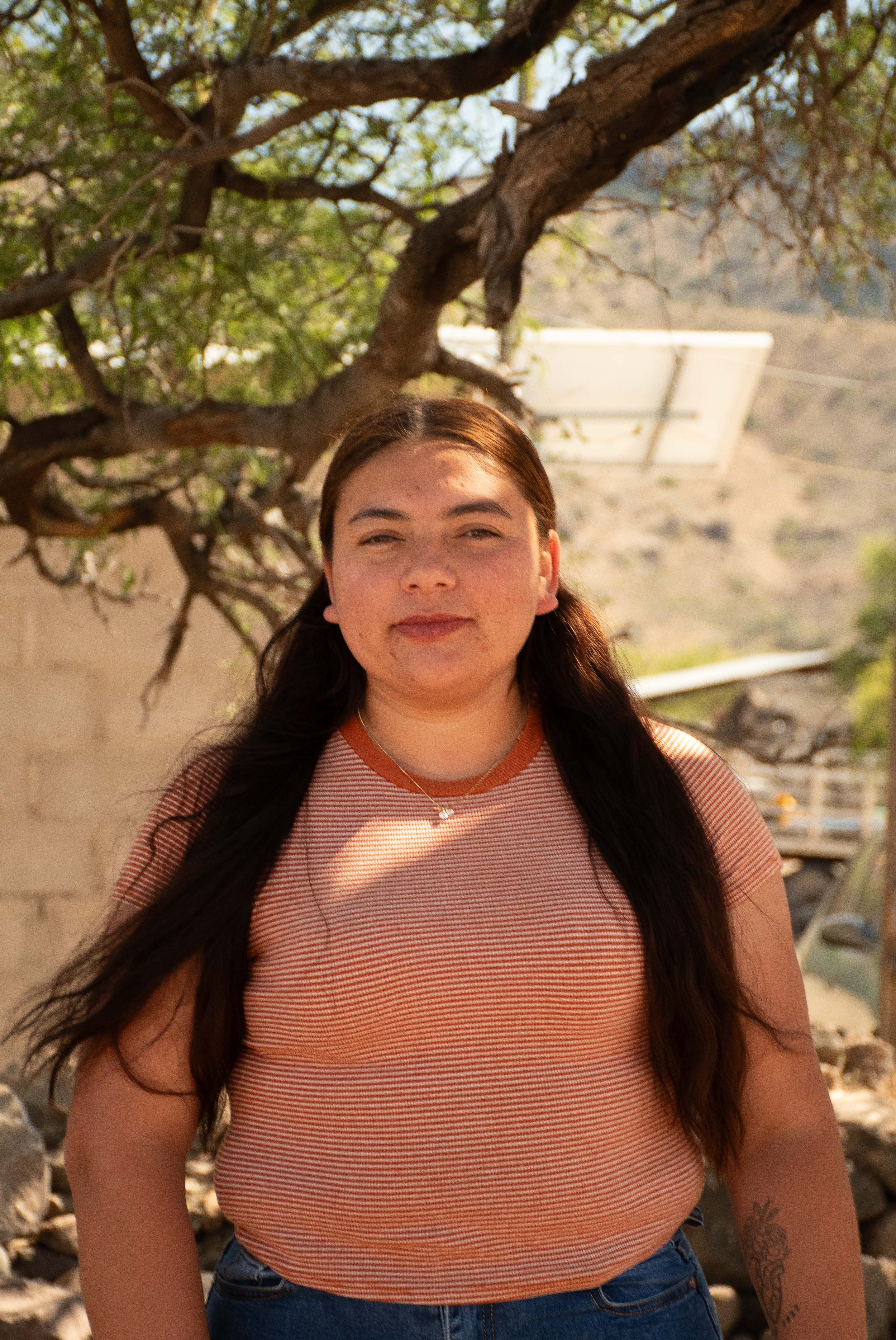 Vianny Ignacia Arce Ojeda, guía de sendero interpretativo de plantas en entorno natural.