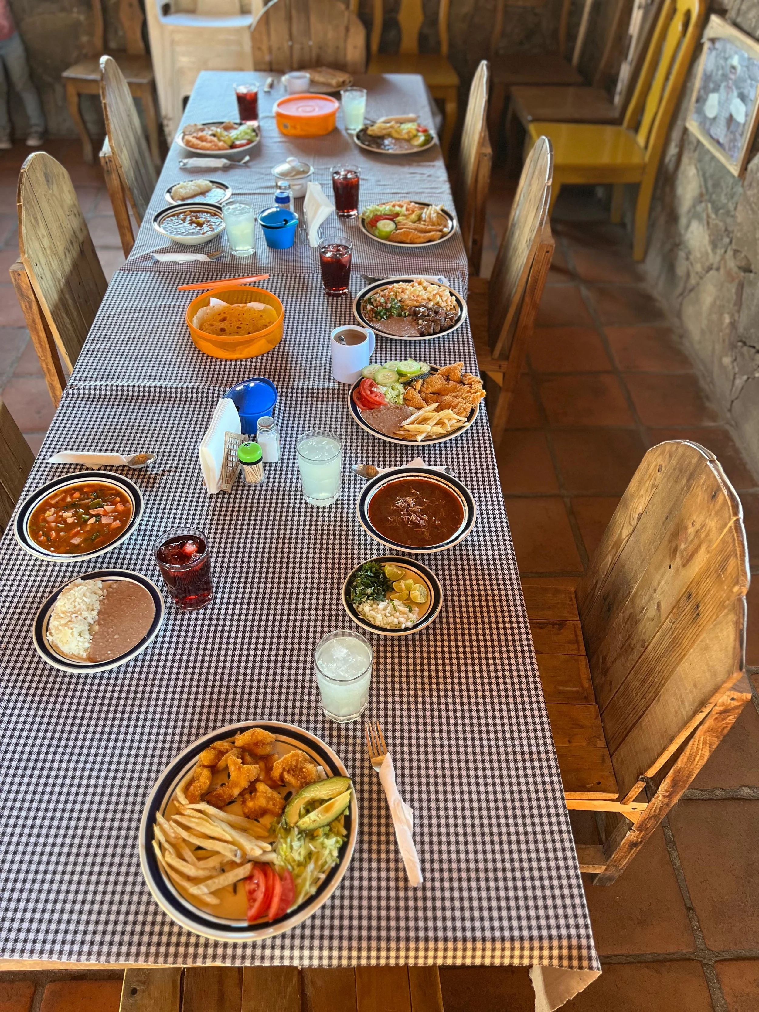 Mesa servida con comida regional en restaurante de la Sierra de San Francisco, Mulegé, Baja California Sur.