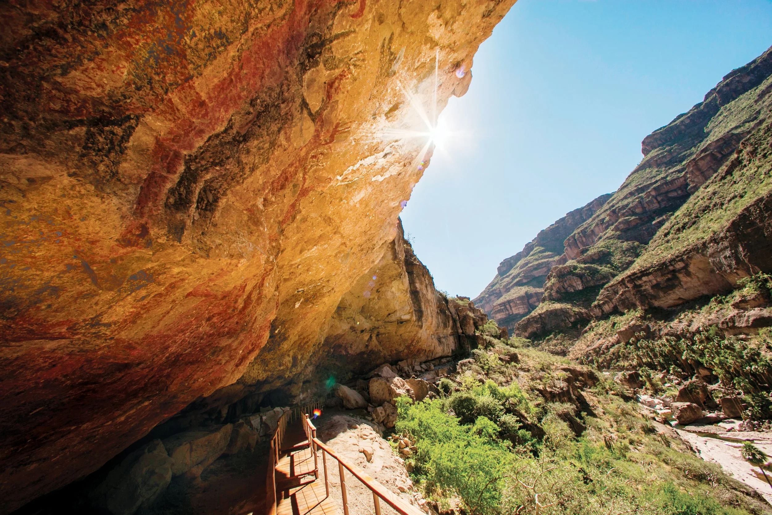 Cueva con pinturas rupestres y sendero en la Sierra de San Francisco, Mulegé, Baja California Sur.