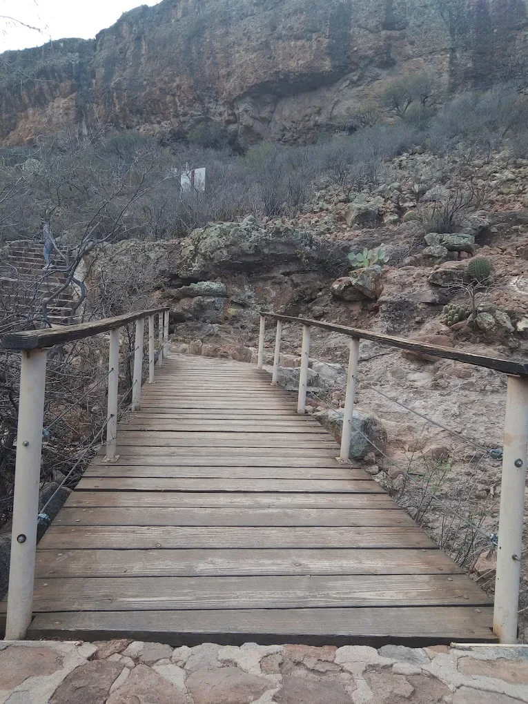 Puente y sendero de acceso a la Cueva del Ratón en San Francisco de la Sierra, Baja California Sur.