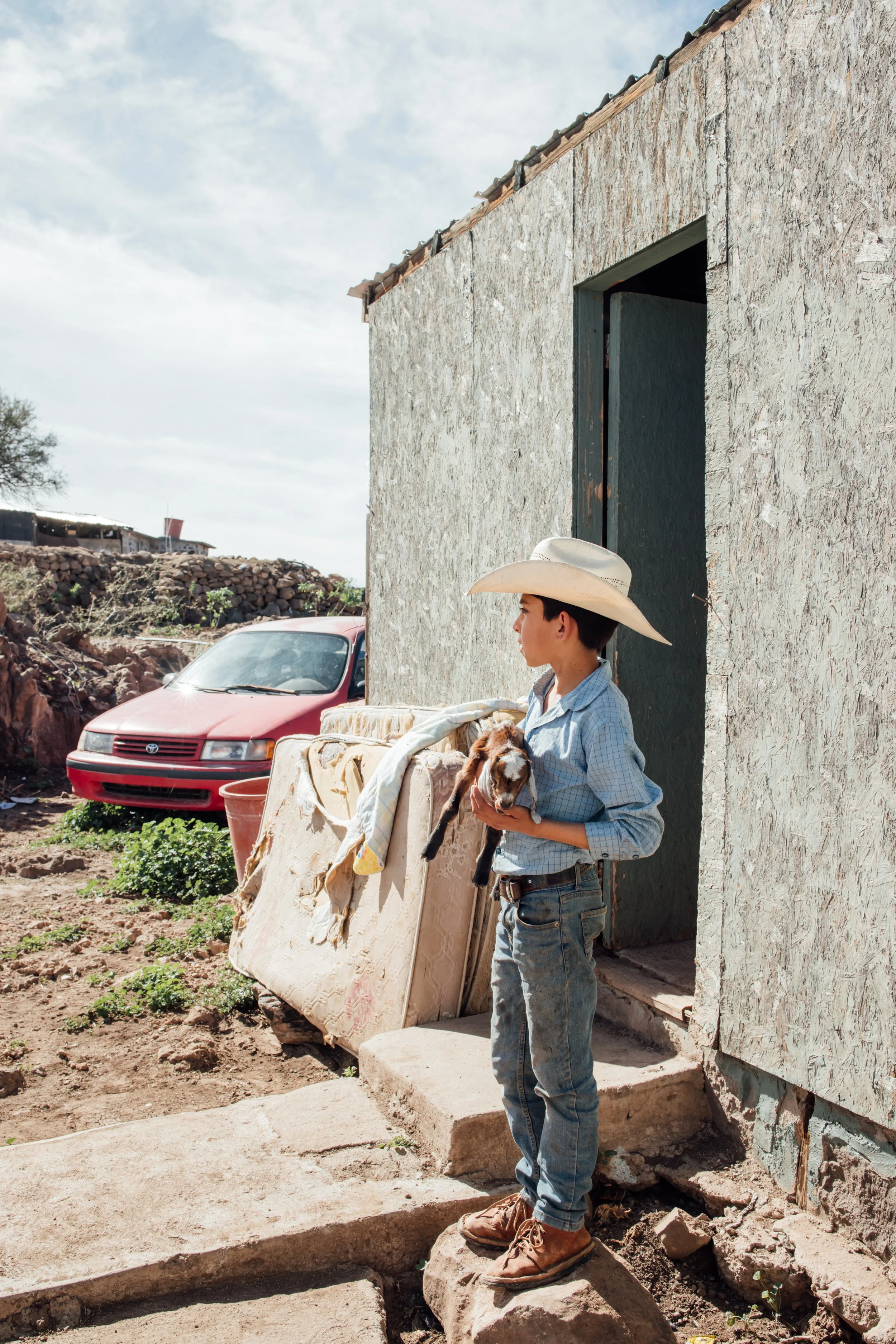 Niño con vestimenta ranchera en San Francisco de la Sierra, Mulegé, Baja California Sur.
