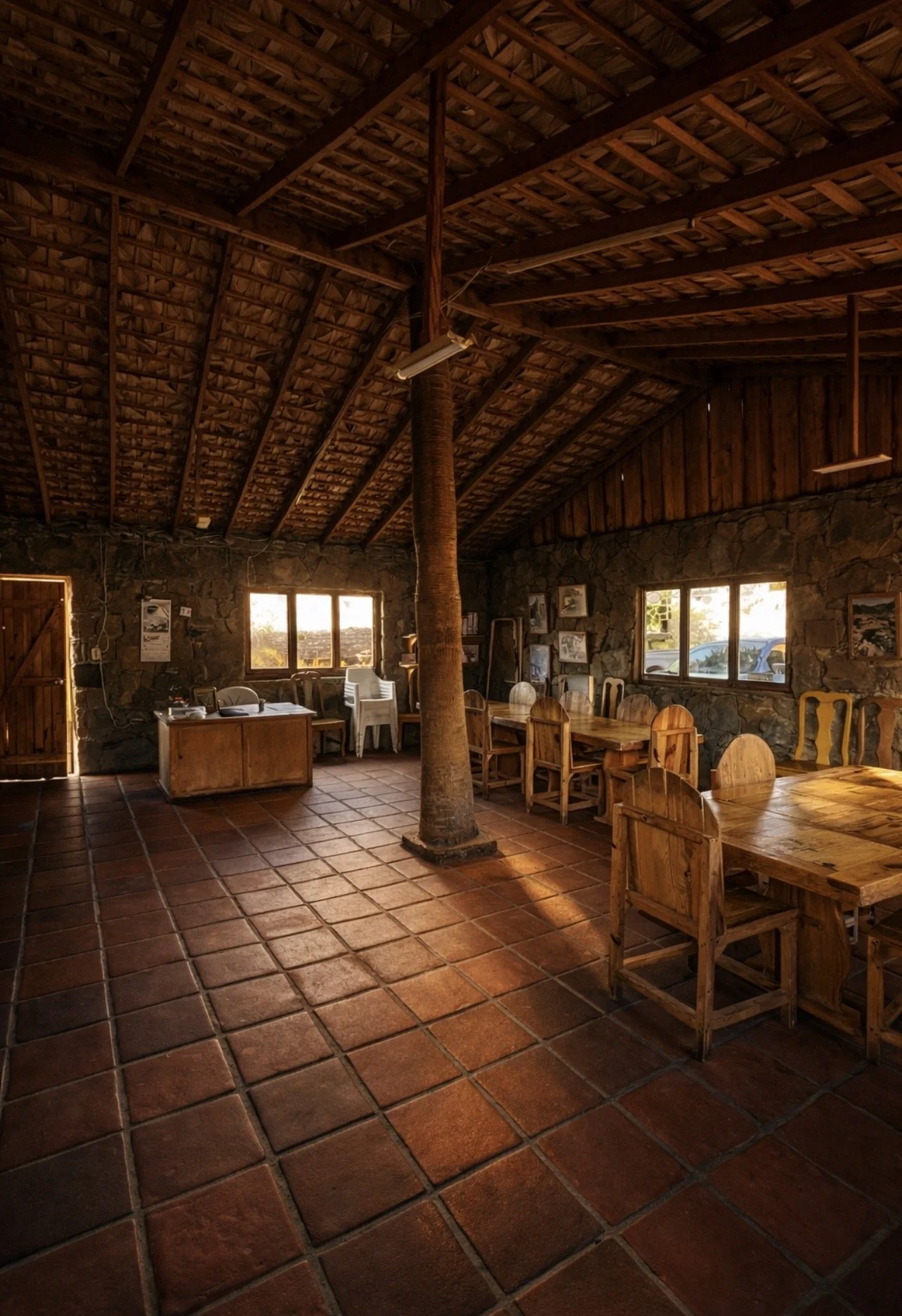 Interior rústico del comedor en Hostal Buena Aventura, San Francisco de la Sierra, Mulegé, Baja California Sur.