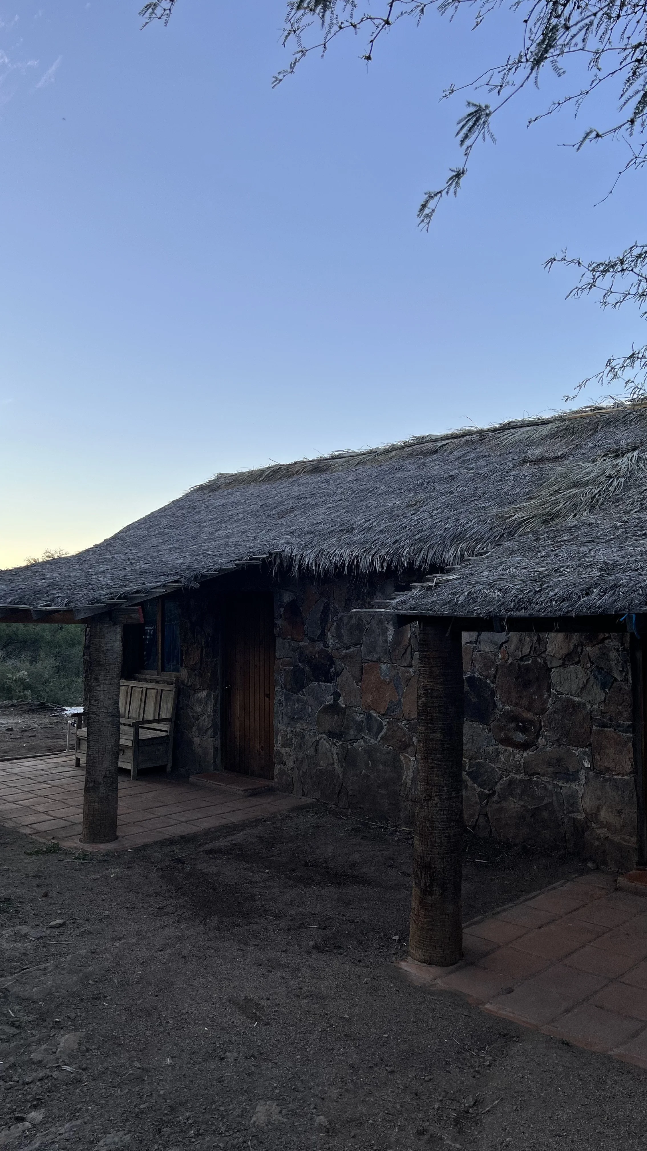 Cabaña rústica de Hostal Buena Aventura en San Francisco de la Sierra, Mulegé, Baja California Sur.
