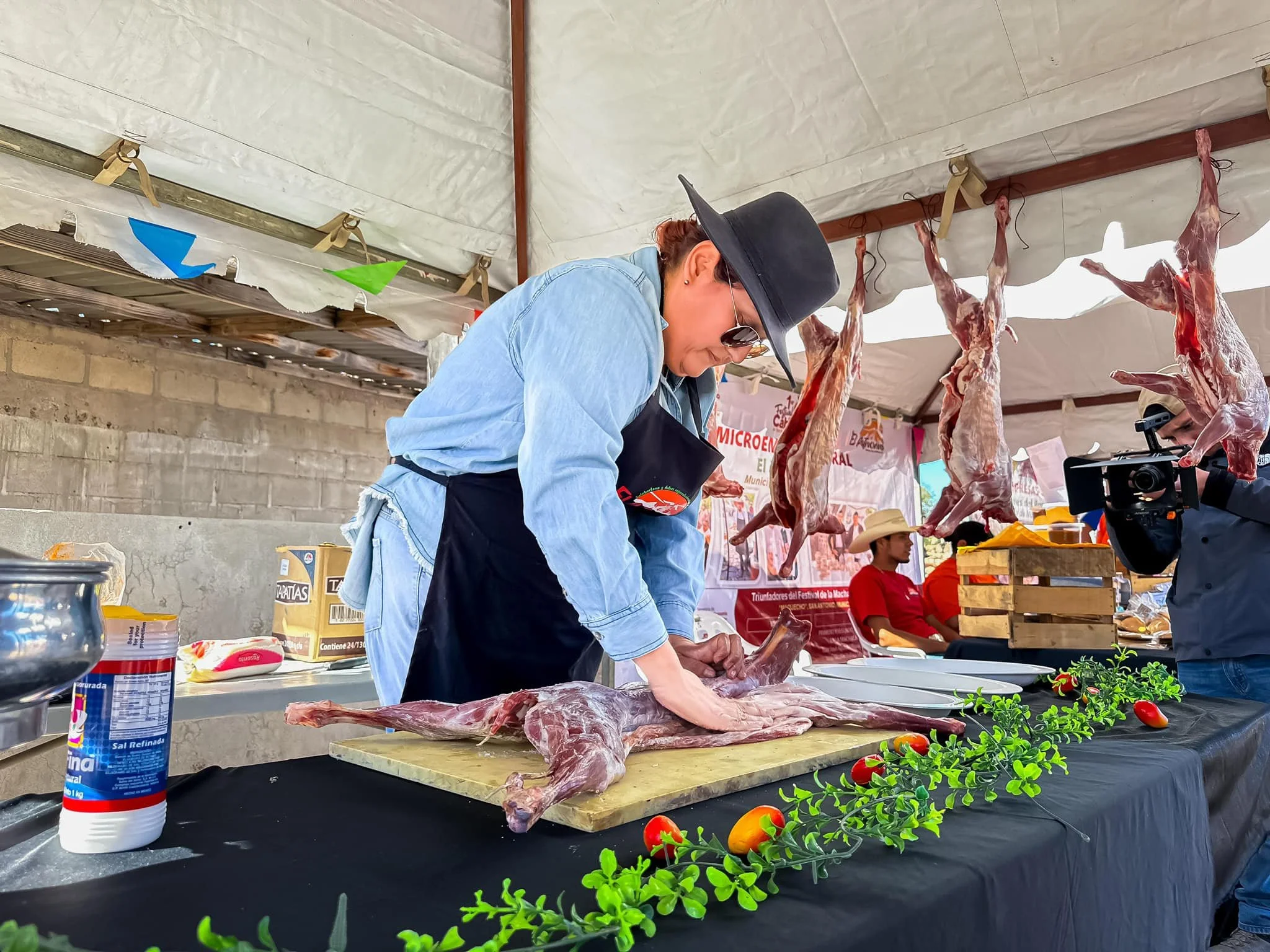 Preparación tradicional de cabrito durante festival gastronómico en San Francisco de la Sierra, Baja California Sur.