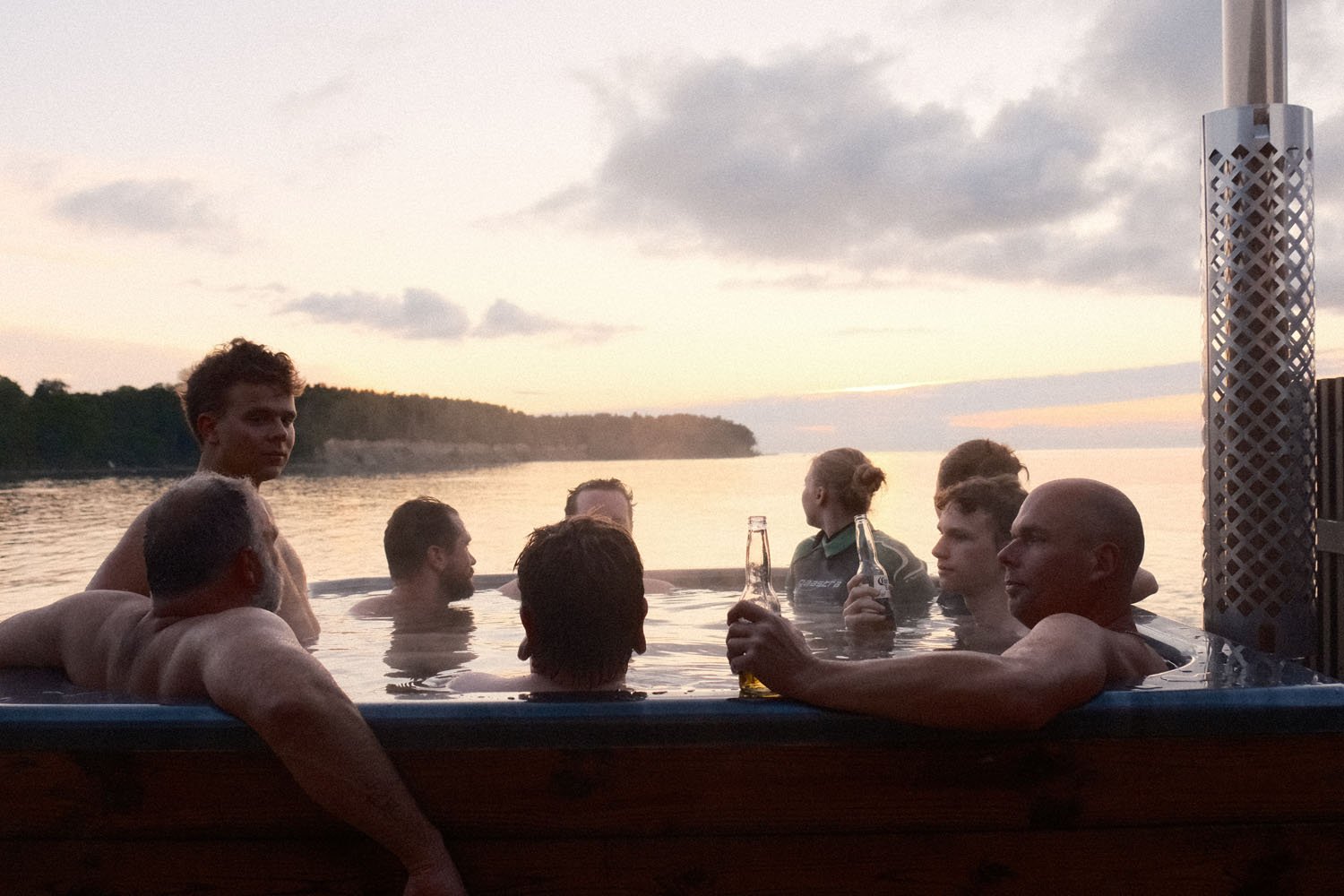 Seltskond lõõgastumas kümblustünnis.