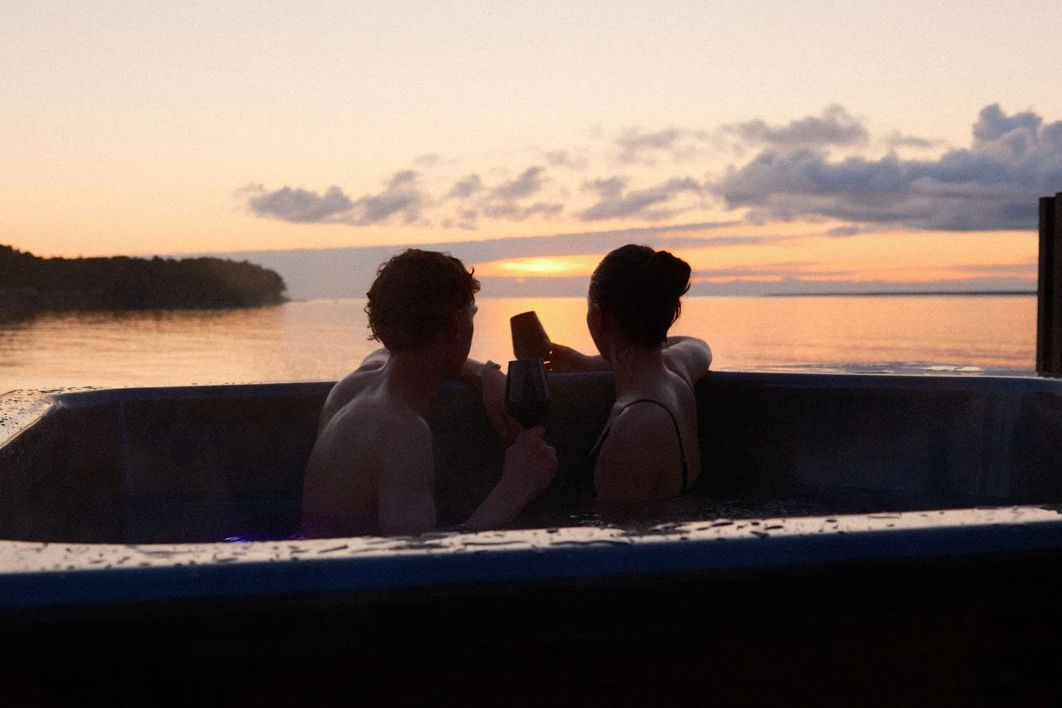 Paar nautimas kümblustünni päikeseloojangul.