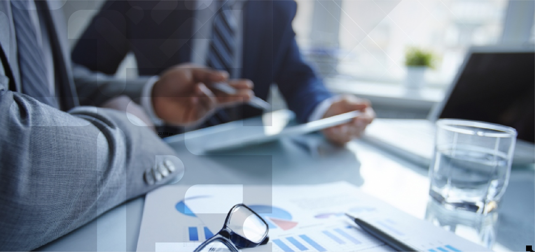 Reunión de trabajo en una oficina con personas vestidas formalmente, mostrando documentos, analizando datos, con tecnología, metodologías rigurosas y datos precisos.