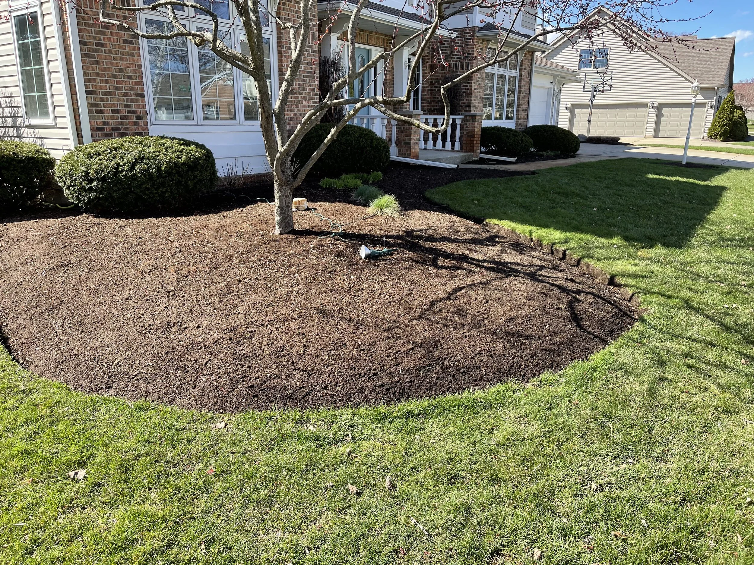 Tree Bed Edging &amp; Mulching — Delaware