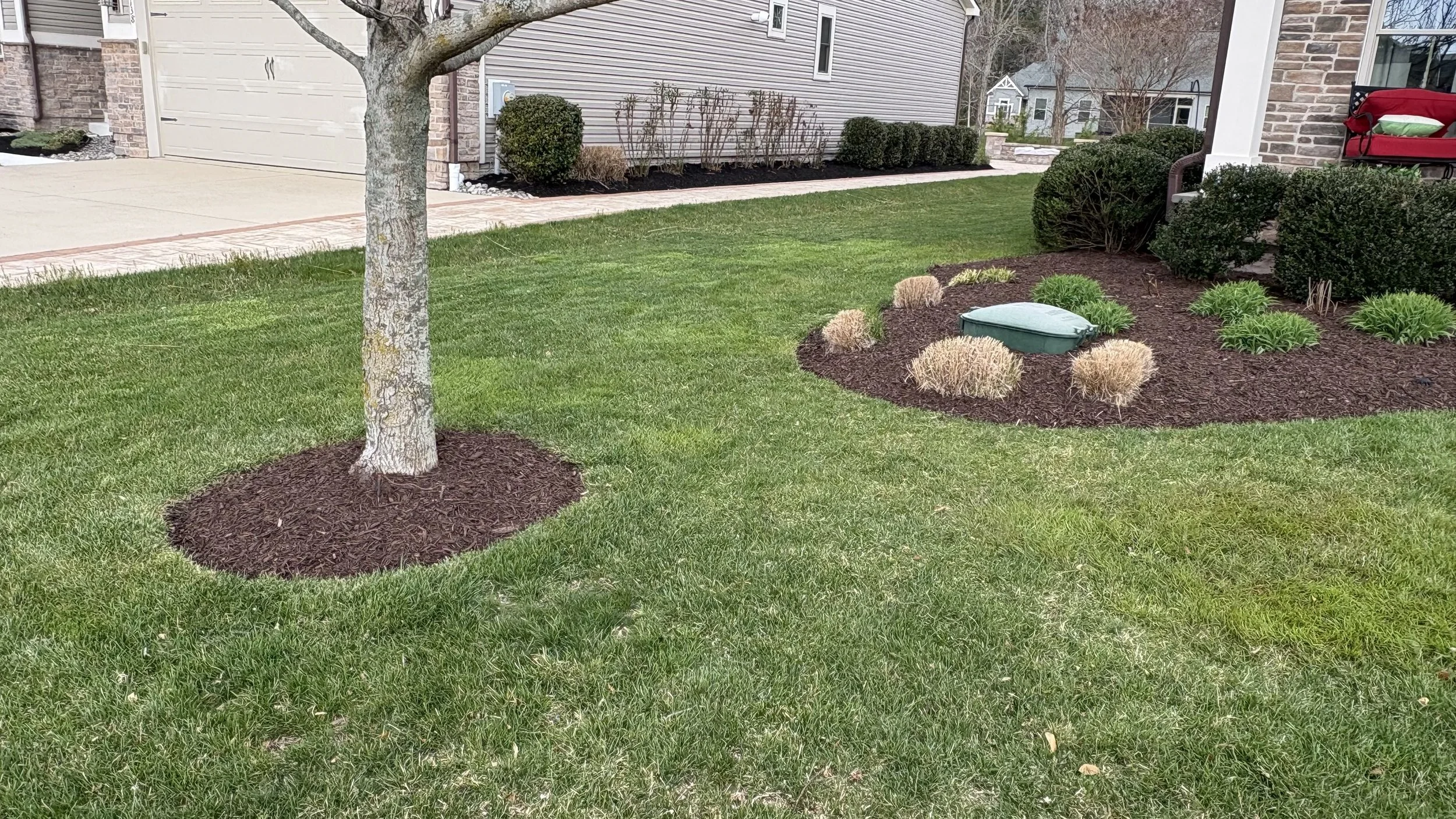 Lawn Bed &amp; Tree Ring — Delaware
