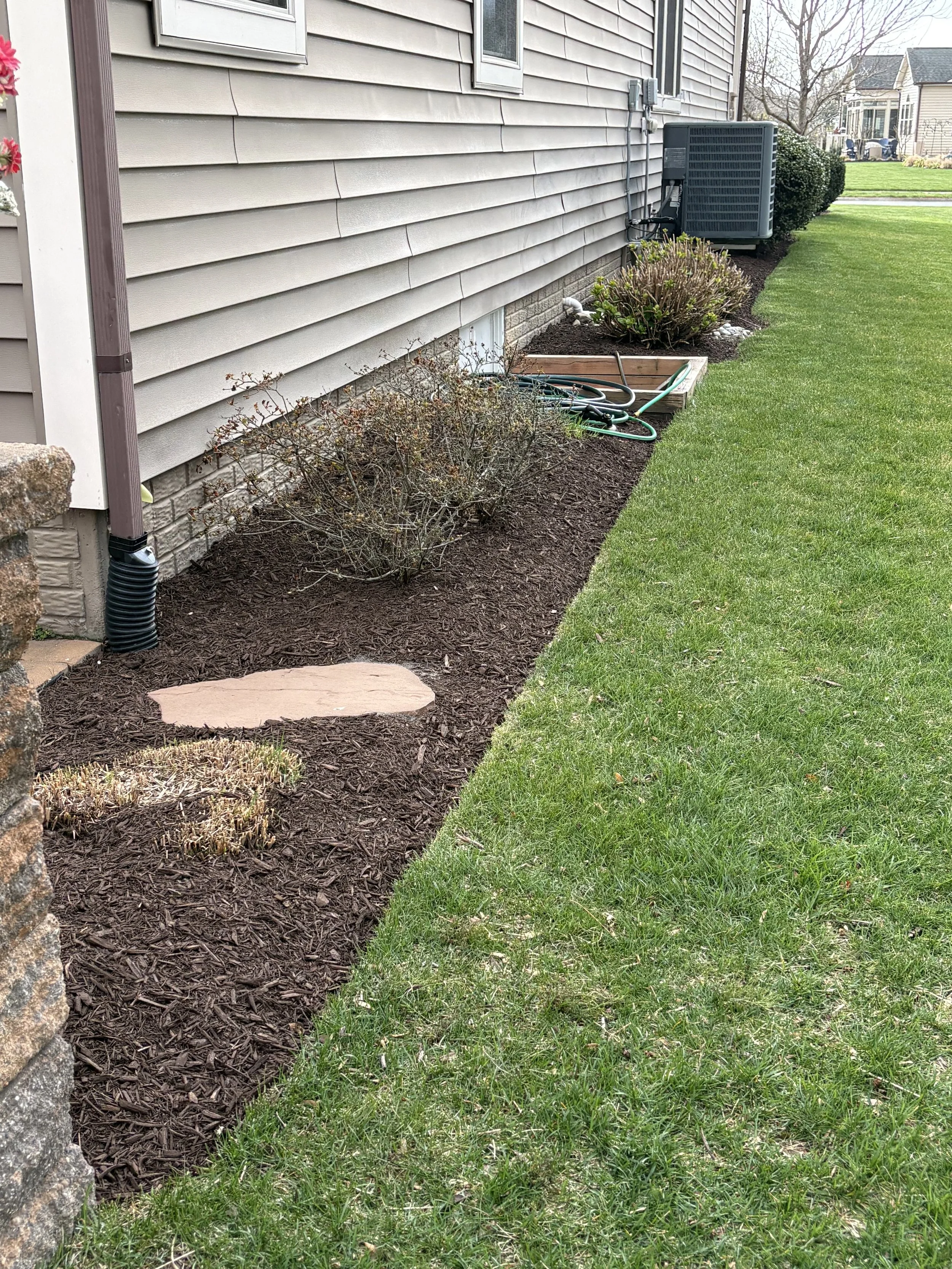 Foundation Bed Mulching — Delaware