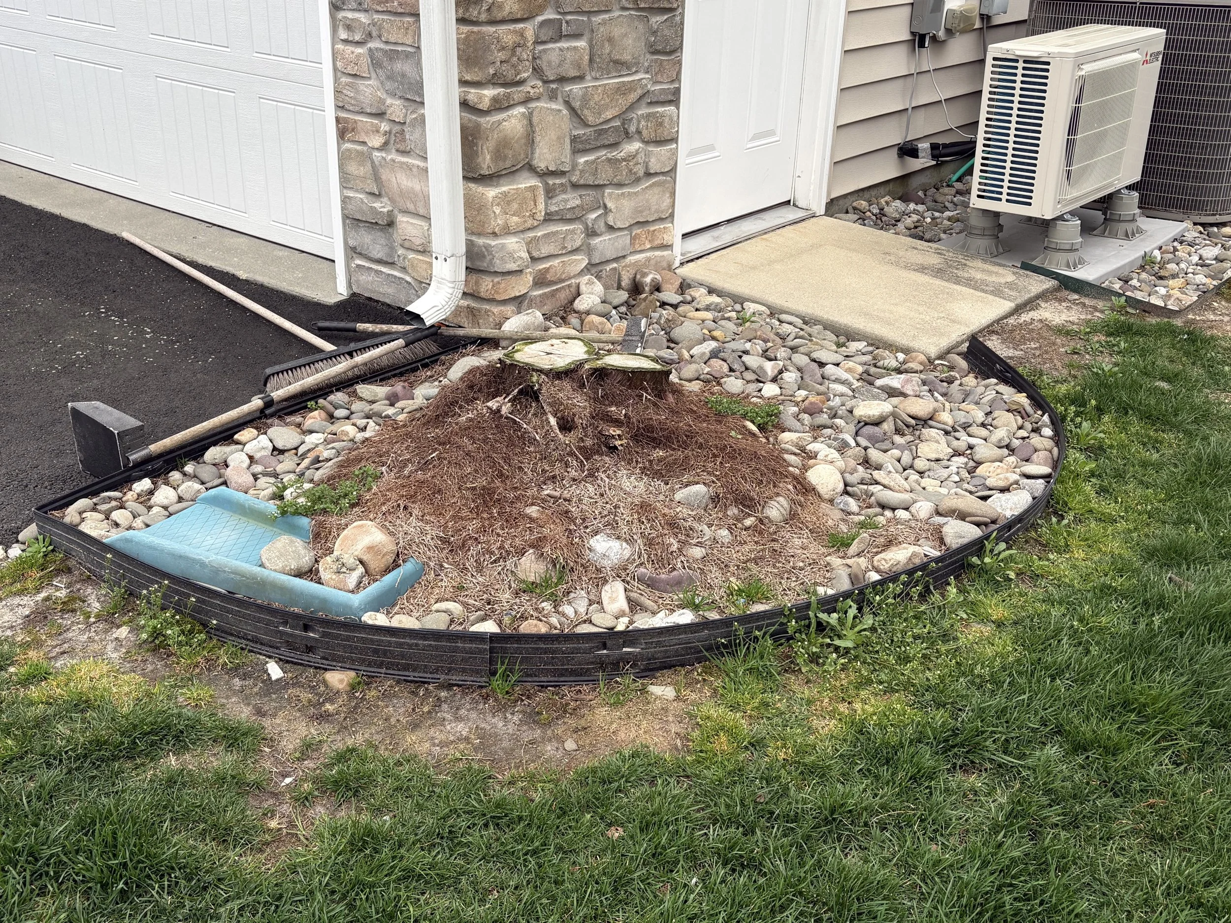 Front entry landscaping bed after mulching and stump removal in Delaware