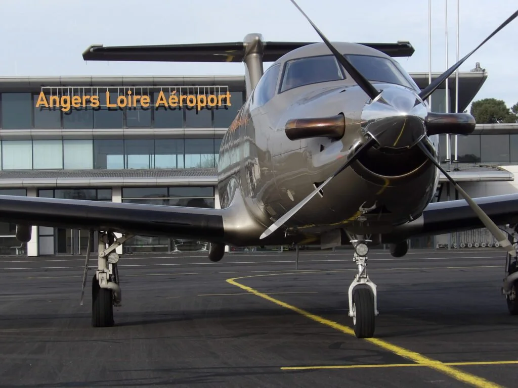 Un avion à l'aéroport d'Angers Loire devant le terminal.