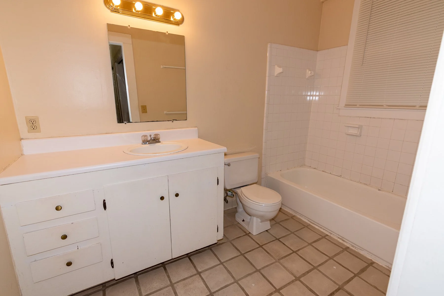 825 King Bath 1.jpg