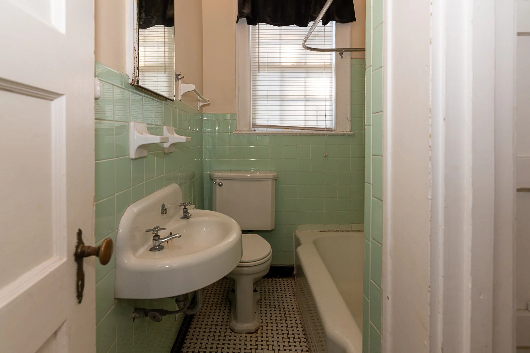 2409 Bath 1.jpg