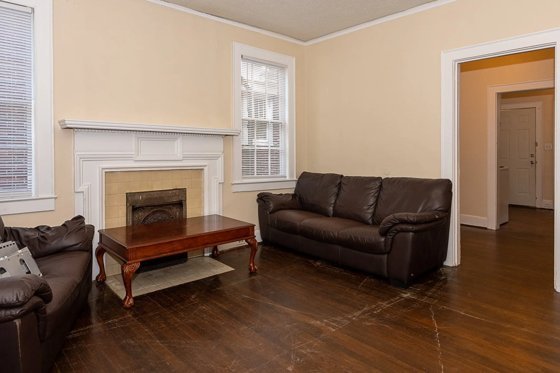 2407 Living Room 1.jpg