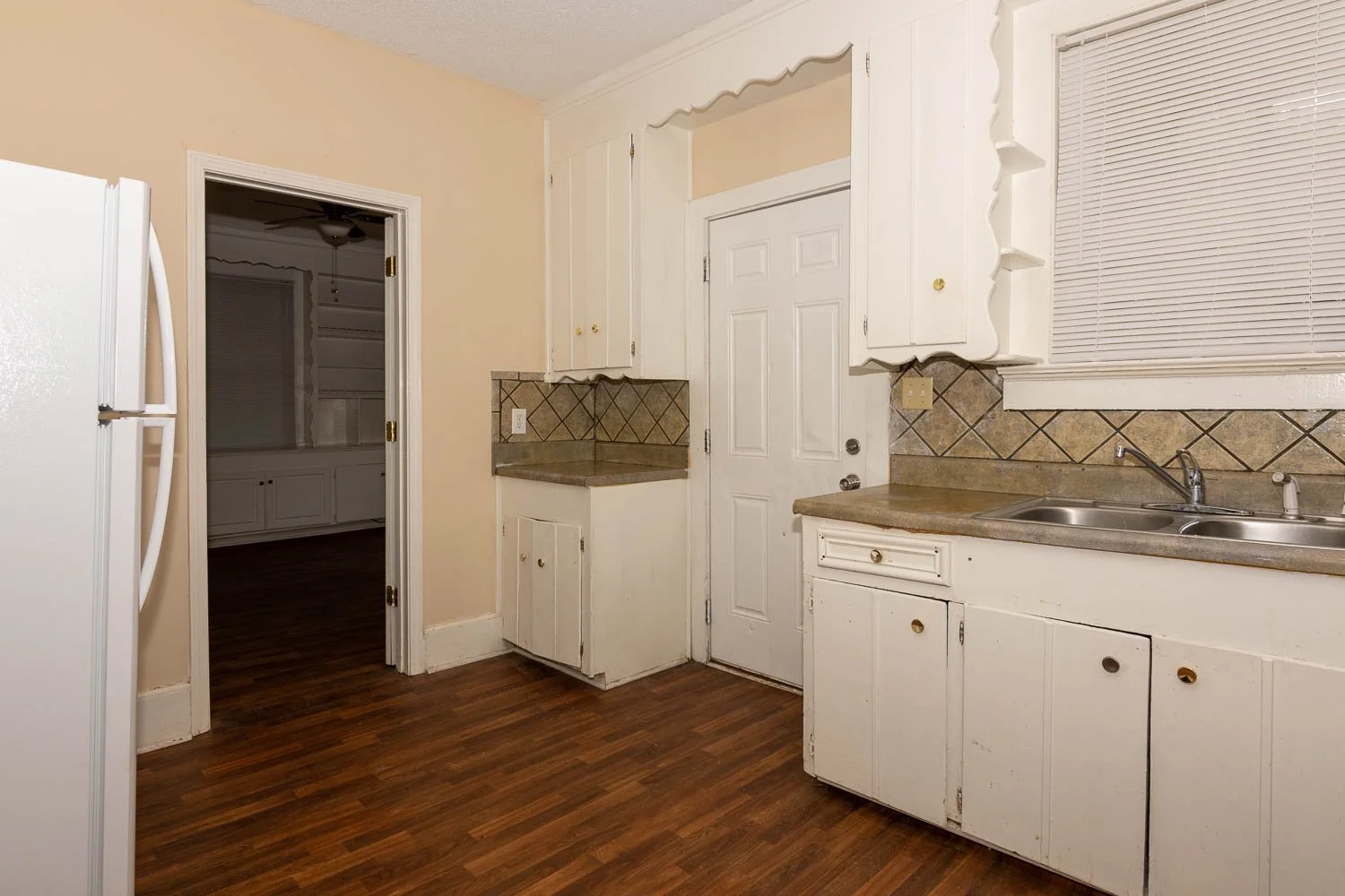 2412 lee kitchen 3.jpg