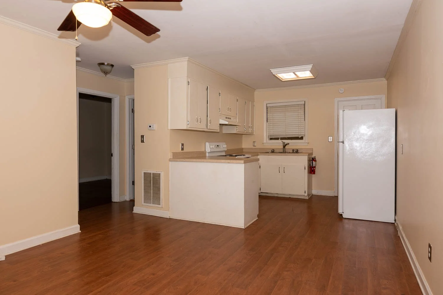 213 Kitchen 1.jpg