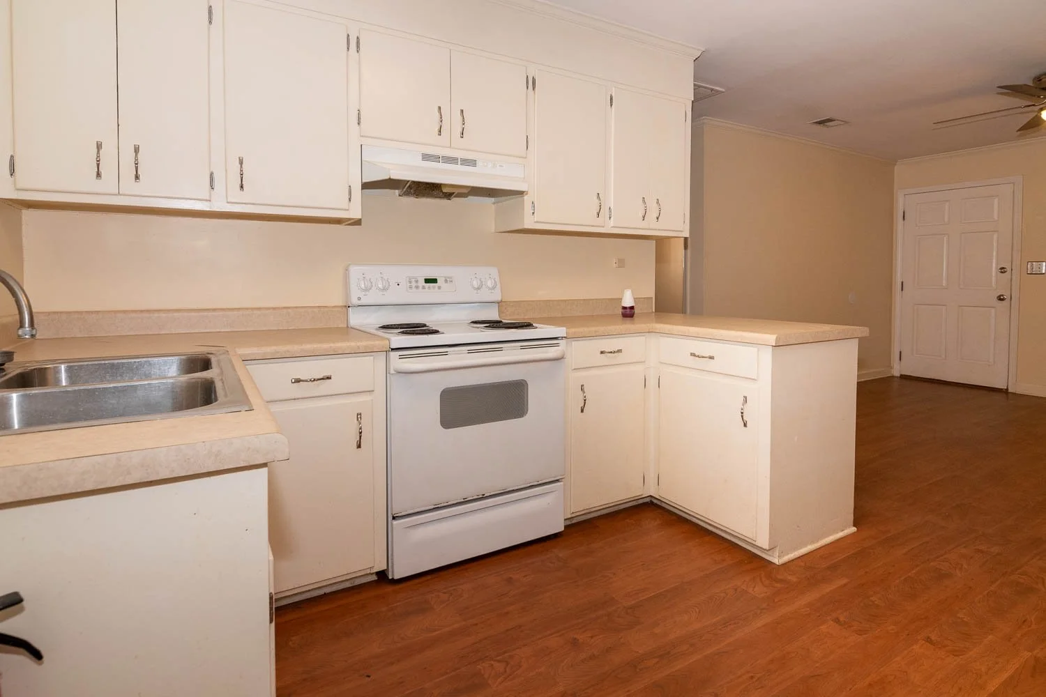 219 Kitchen 2.jpg