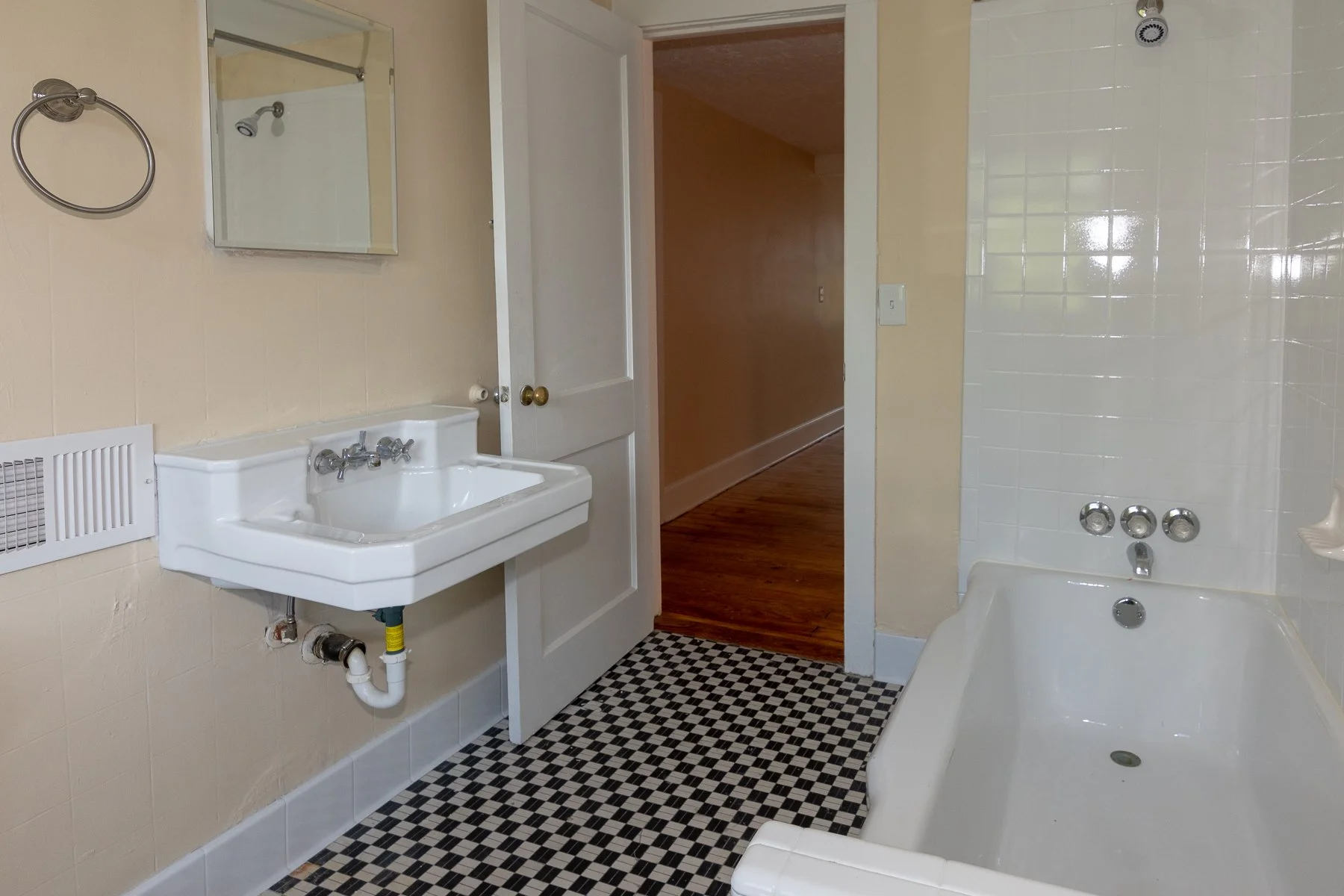 1723 Wheat upstairs bath 2.jpg