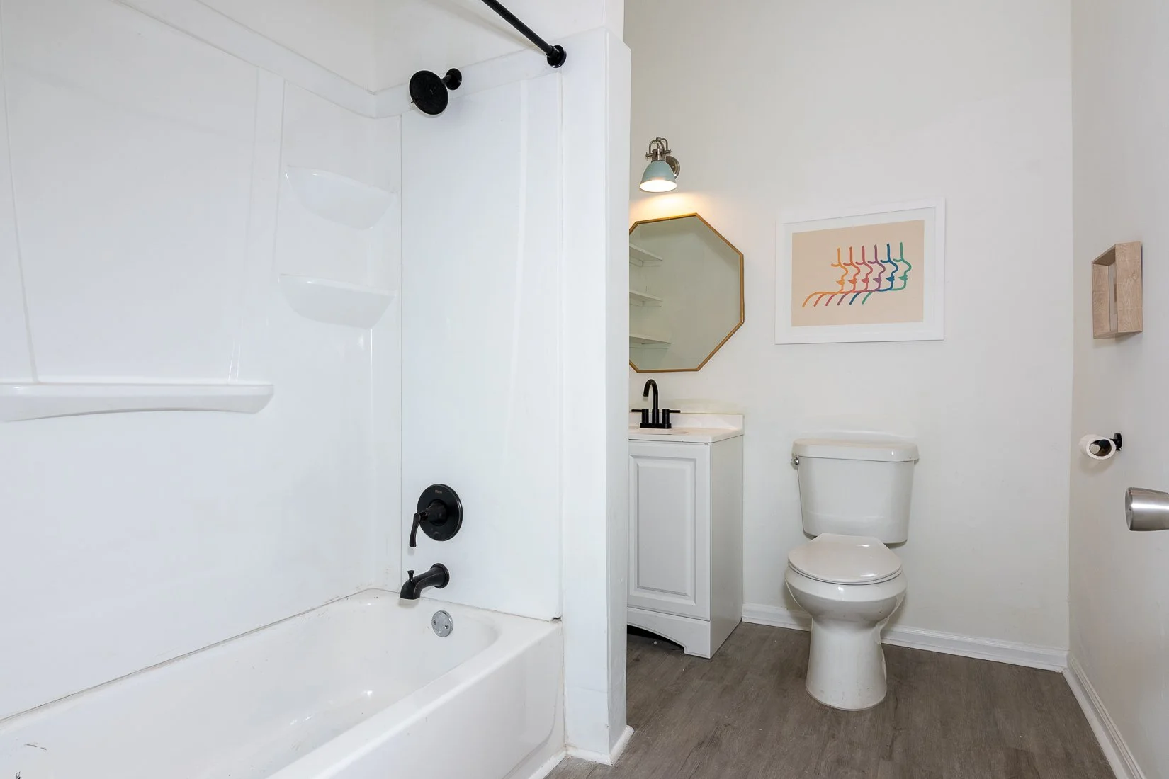 2319 Lee Upstairs bath 1.jpg