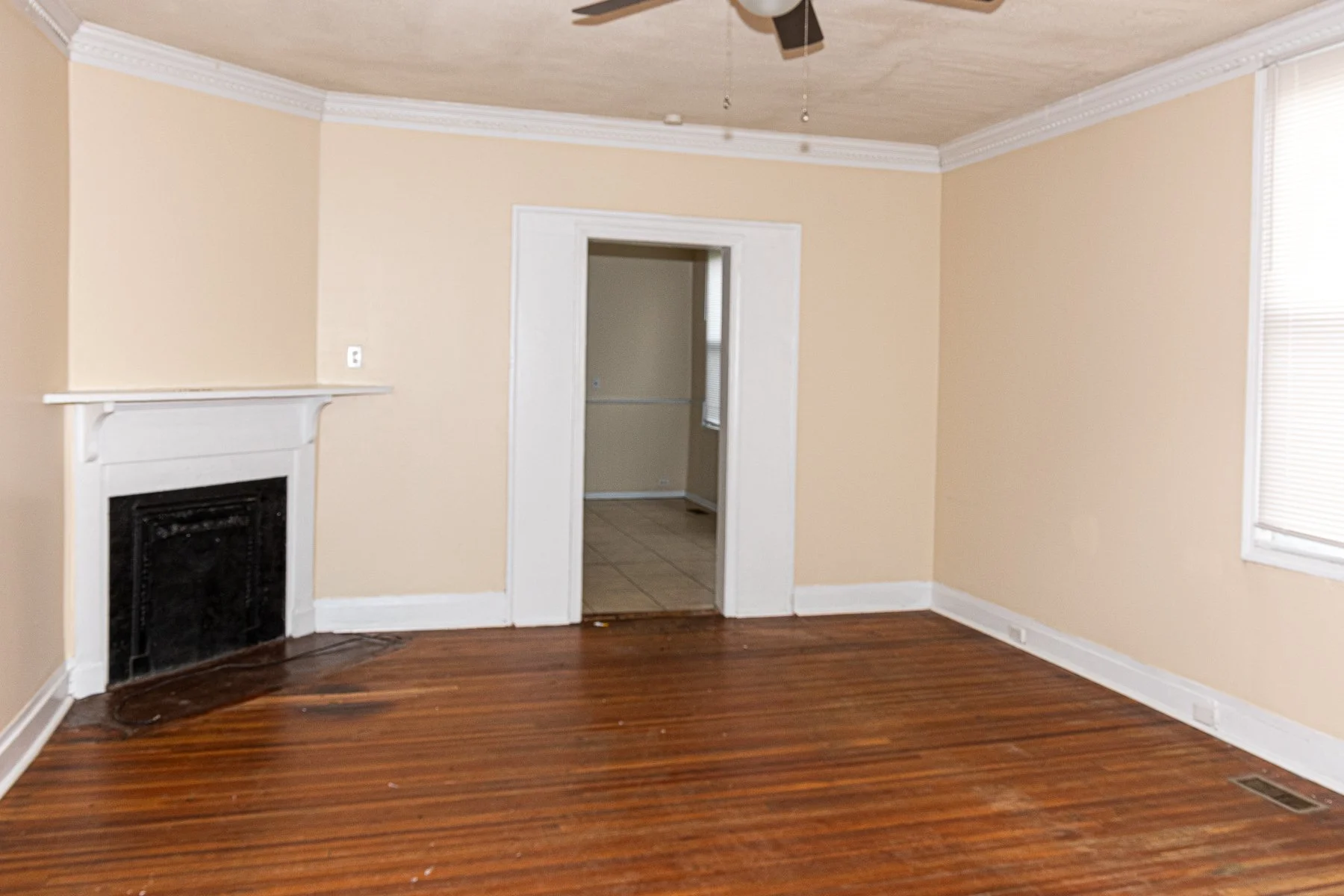 644 Kentucky living room 1.jpg