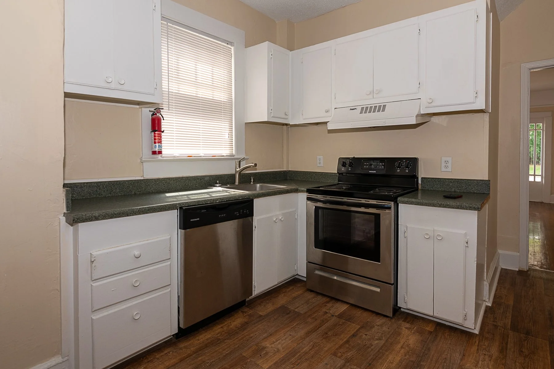 2317 Lee kitchen 2.jpg