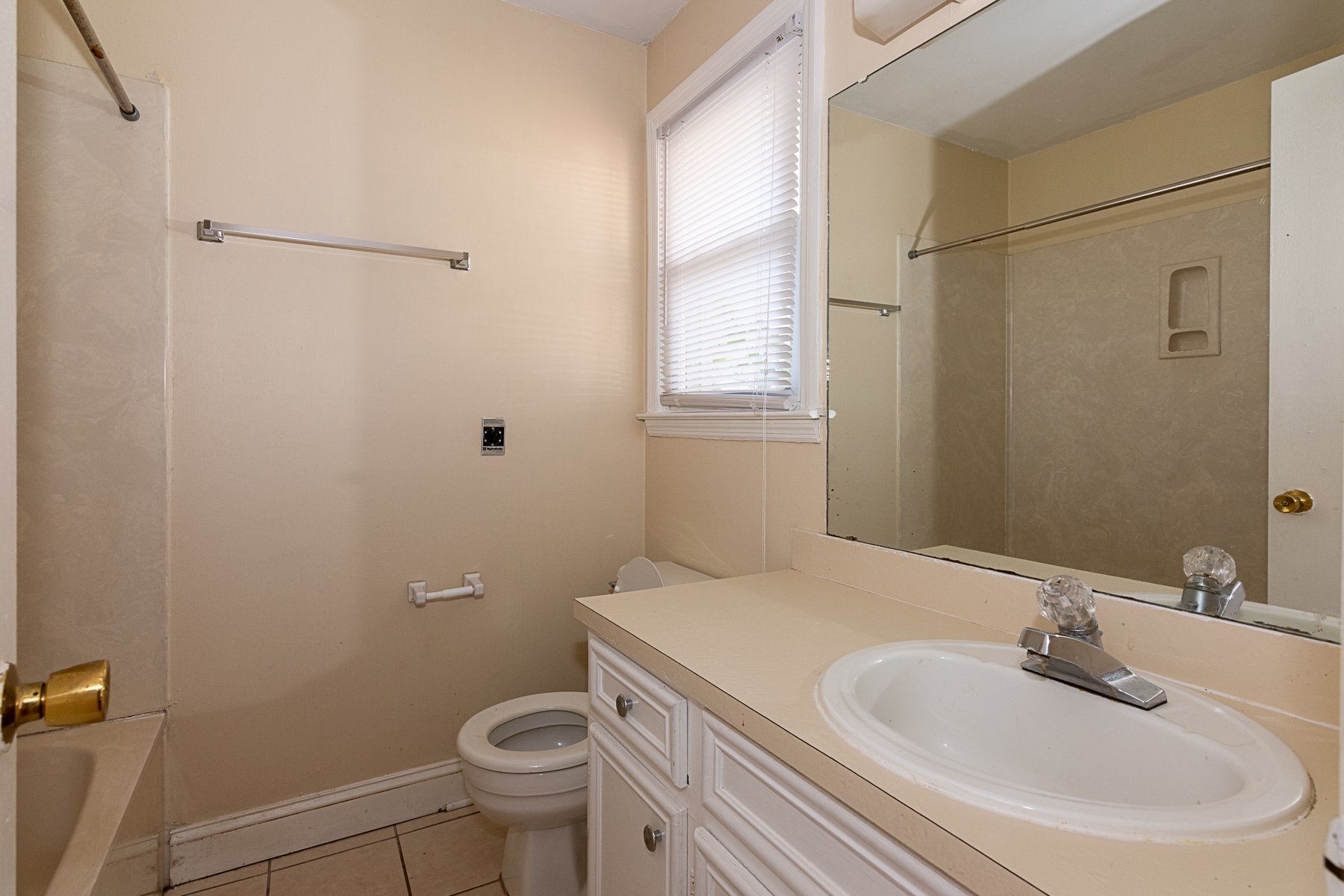 Honeysuckle Bathroom 1.jpg