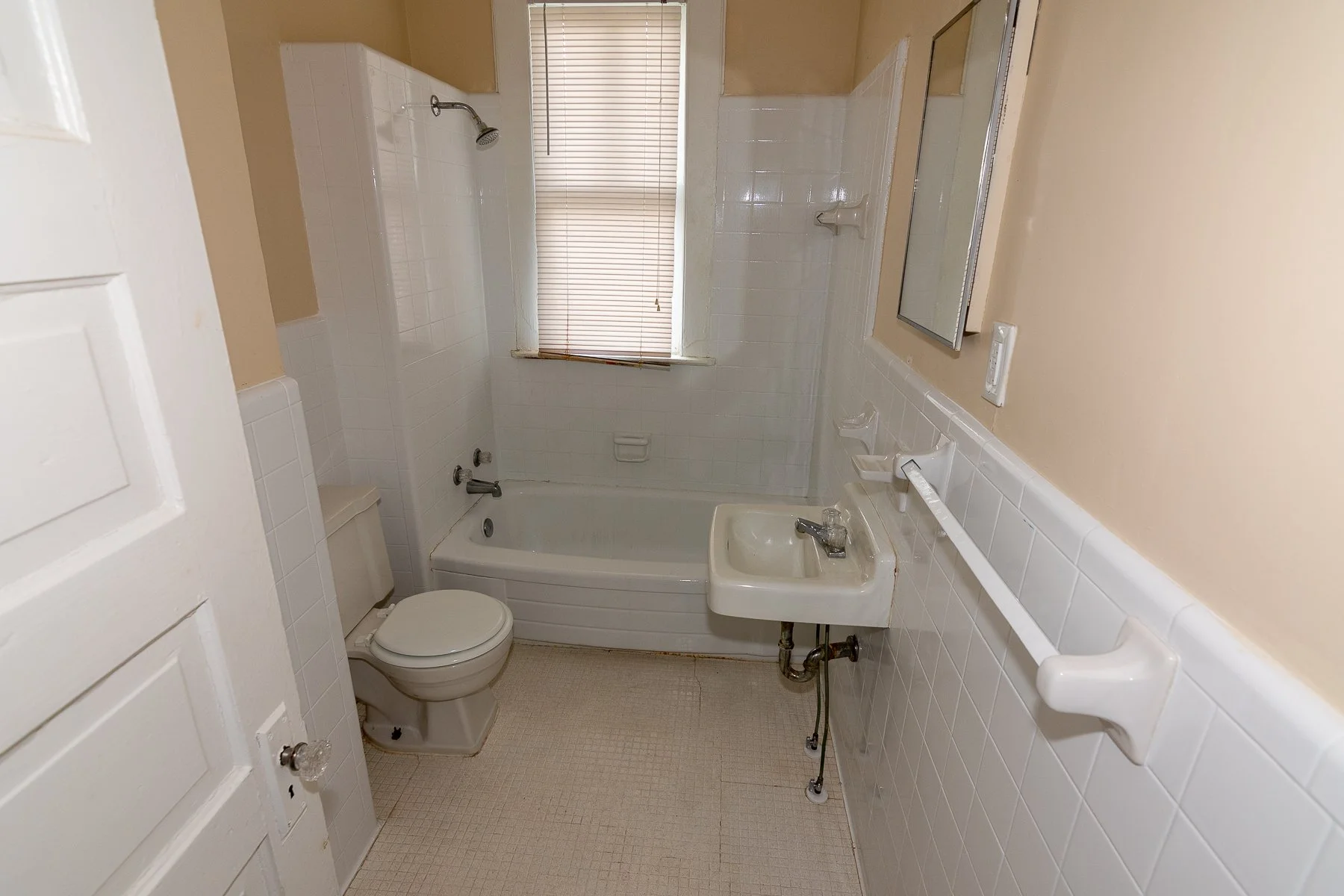 2215 Lee Bathroom.jpg