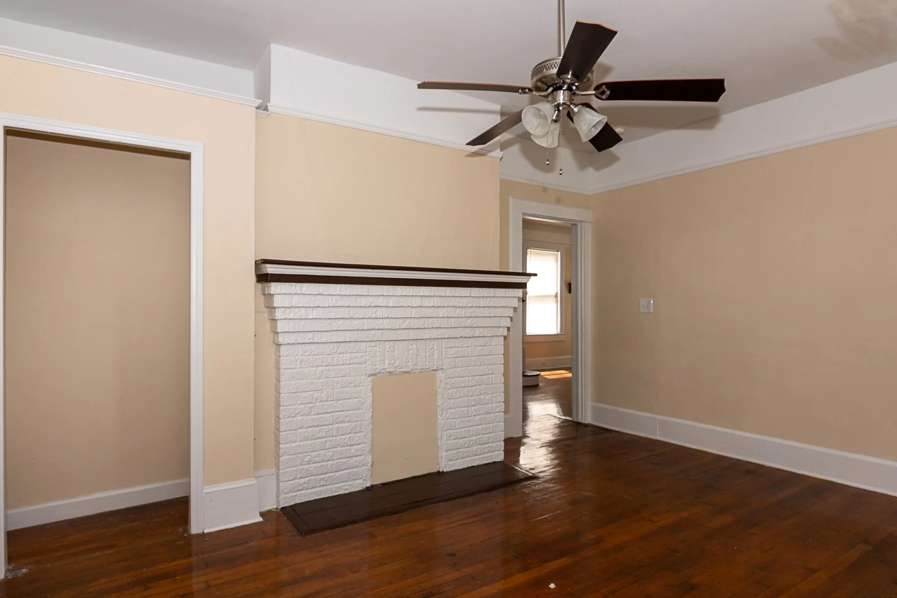 2317 Lee living room2.jpg