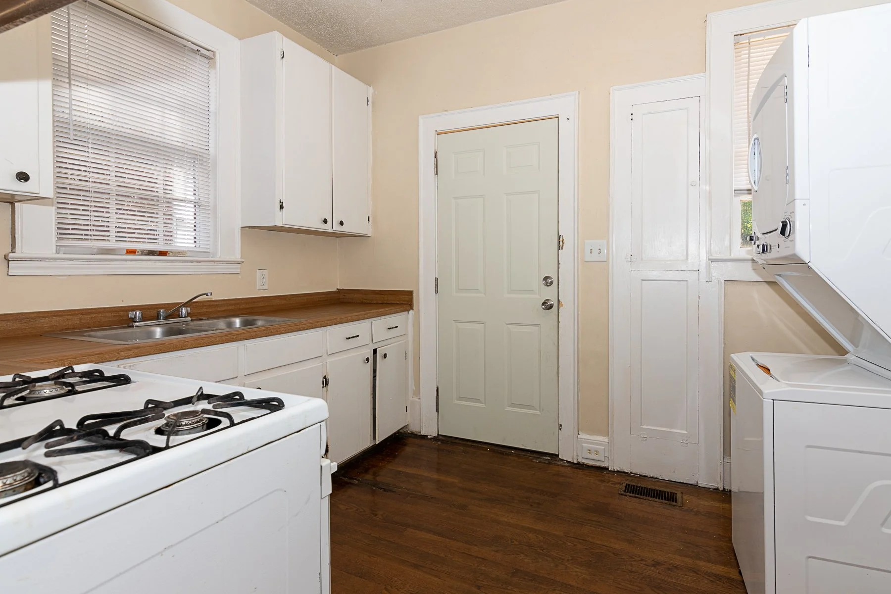 2407 Kitchen 1.jpg