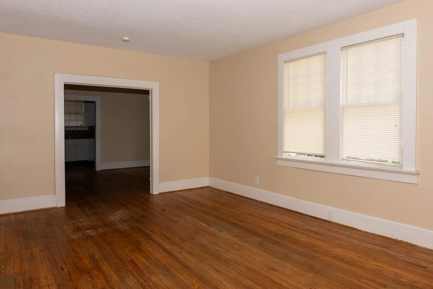 2412 Lee Living room 1.jpg