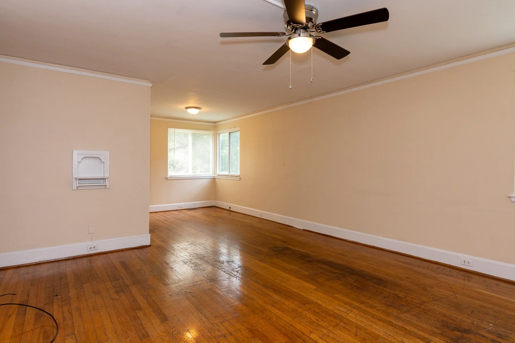 607 Saluda Living Room 4.jpg