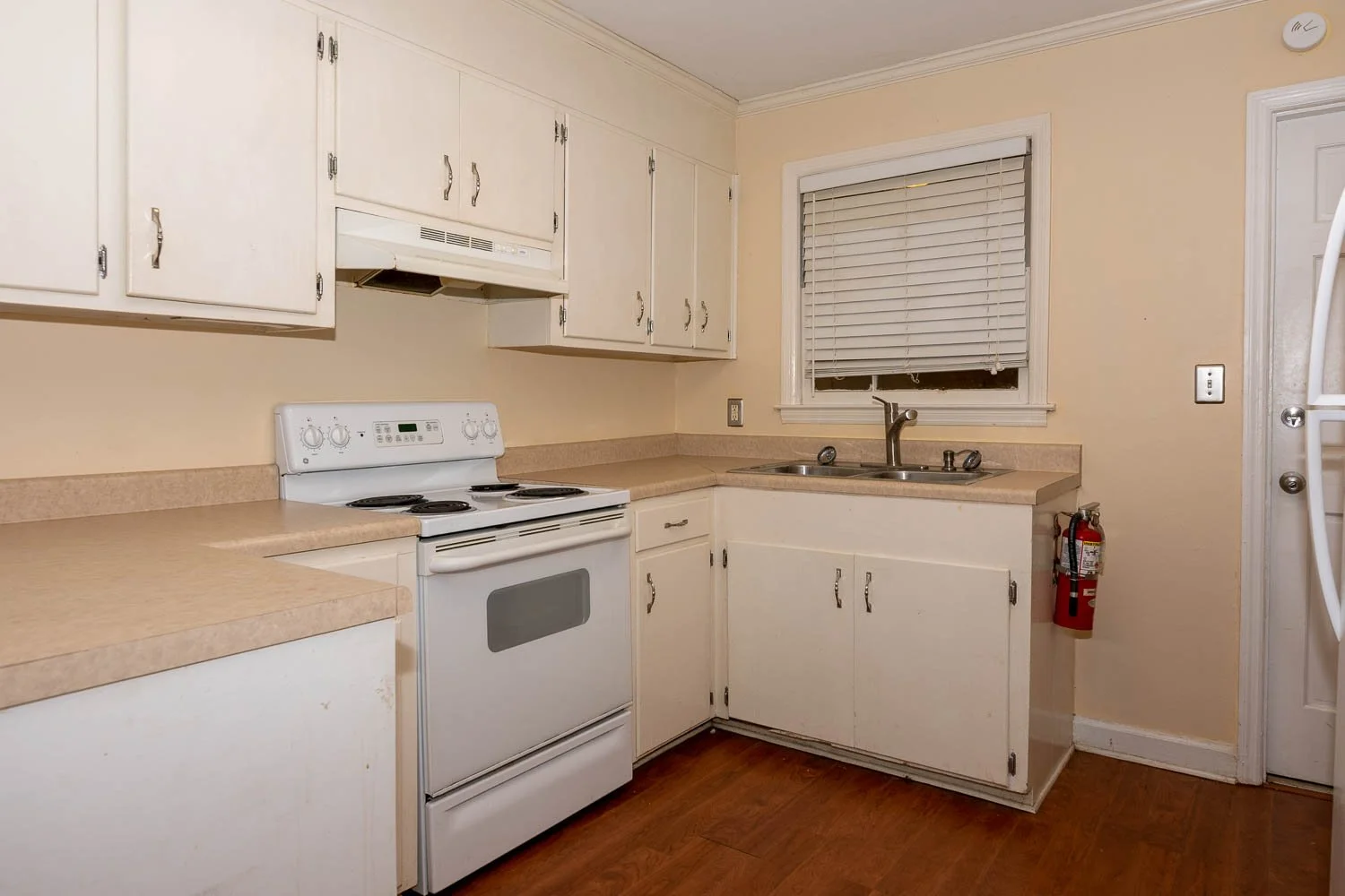 213 Kitchen 2.jpg
