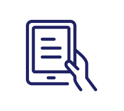 Hand hält ein Tablet mit Text auf dem Bildschirm